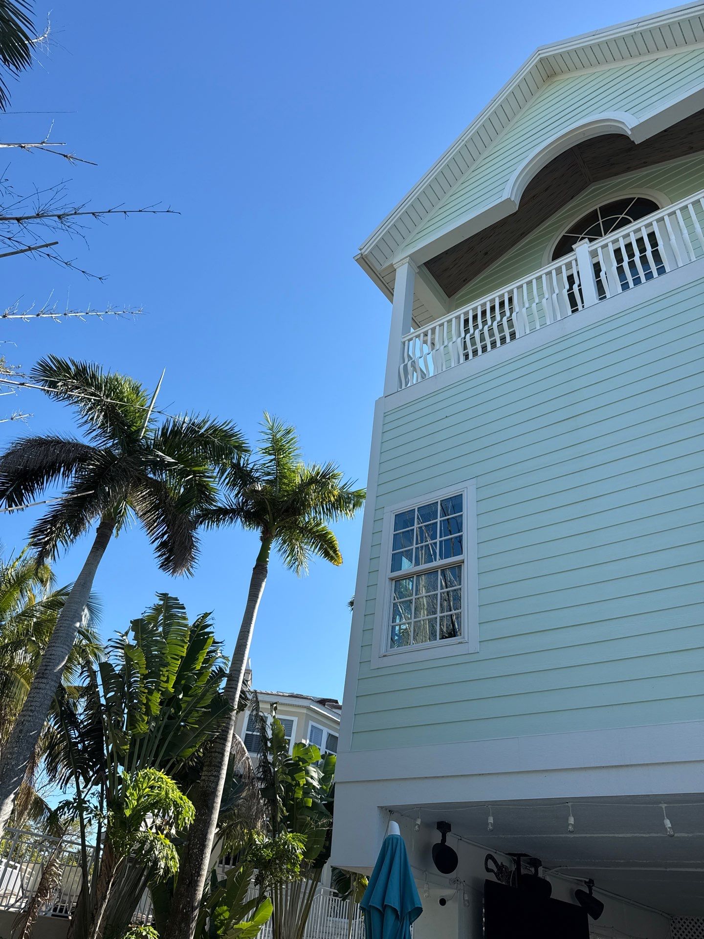 White K Style Seamless Gutters using 6 Inch Seamless Gutters in Siesta Key FL by Gutter Professors