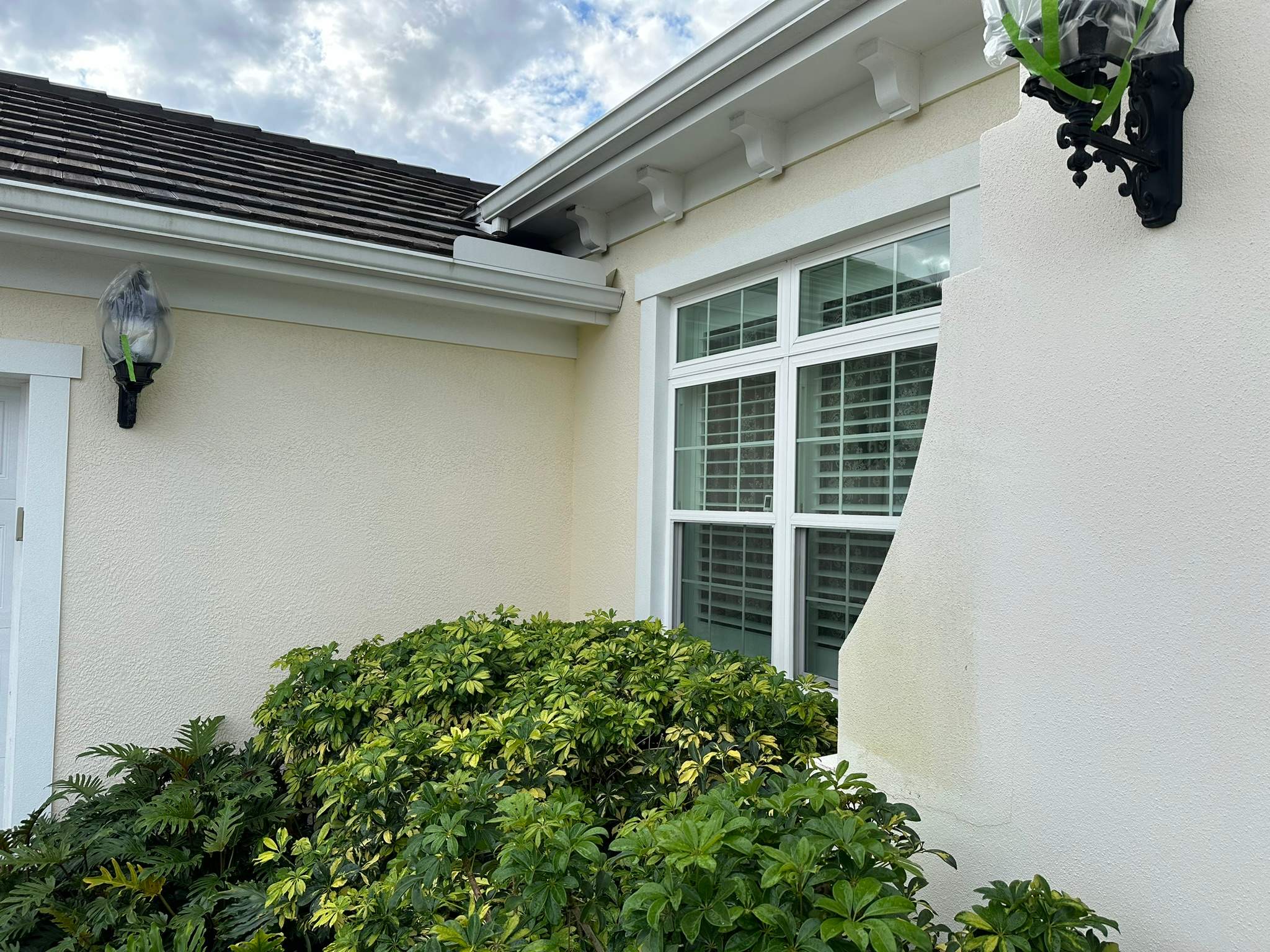 House Wash & Pool Screen Enclosure Cleaning in Winding River Community, Bradenton, FL | Sunshine AquaWash by Sunshine AquaWash