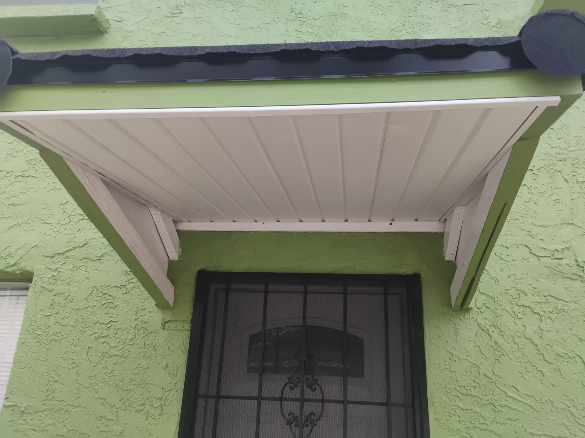 White Aluminum Soffit and Fascia in St.Petersburg FL by Gutter Professors