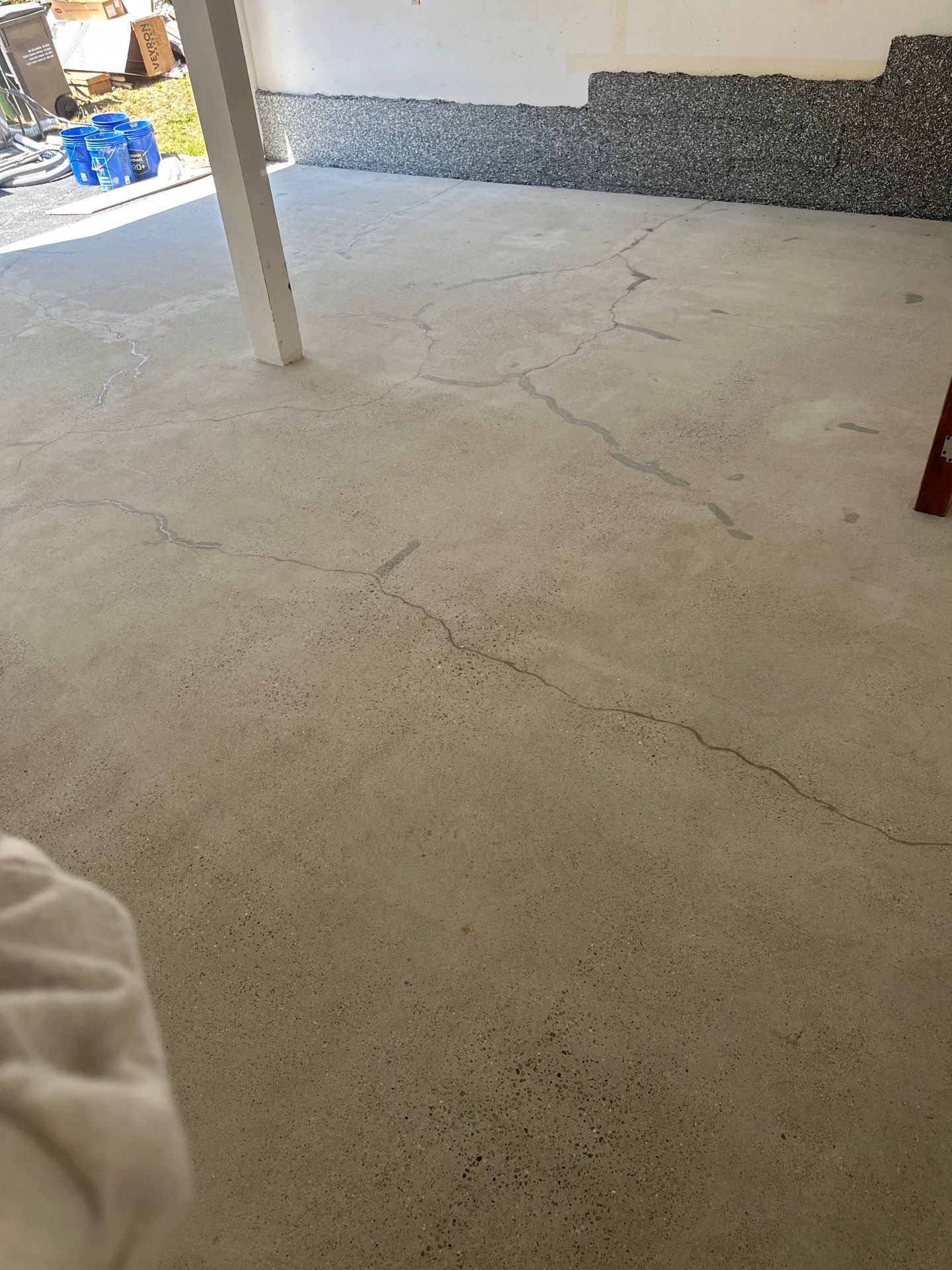 Polyurea Garage Floor Coating with Simiron Wombat Chip Finish by MGP Coatings