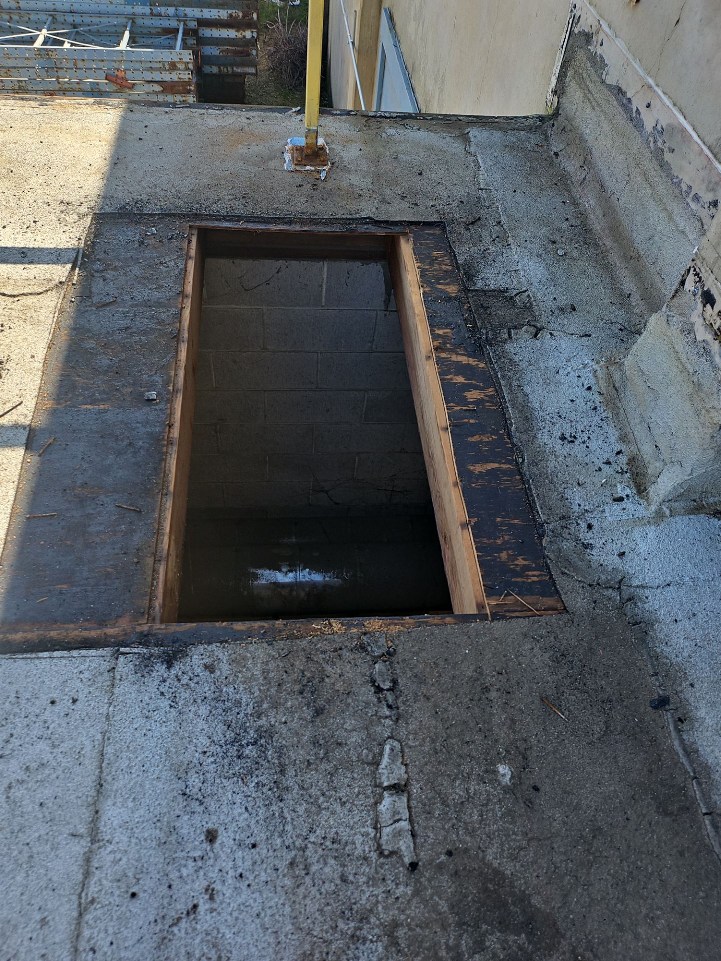 TPO single-ply roofing system using GAF Single-ply TPO 60 mil with 1.5 inch ISO board insulation by Straight Edge Roofing Inc