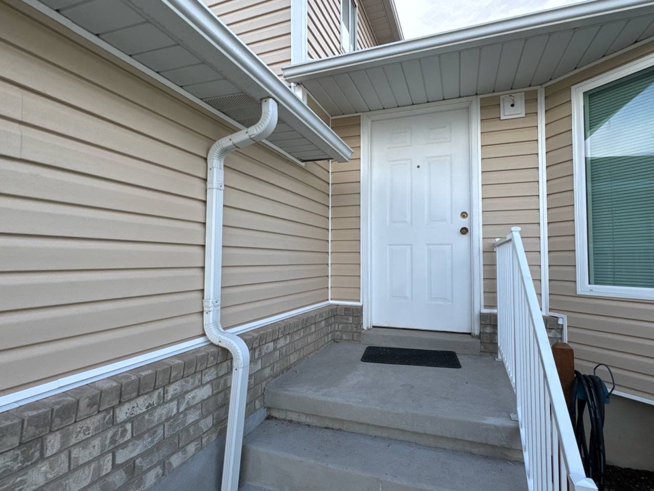 West Jordan | Mastic Vinyl Siding Update | Sandtone & White by Ideal Siding Utah