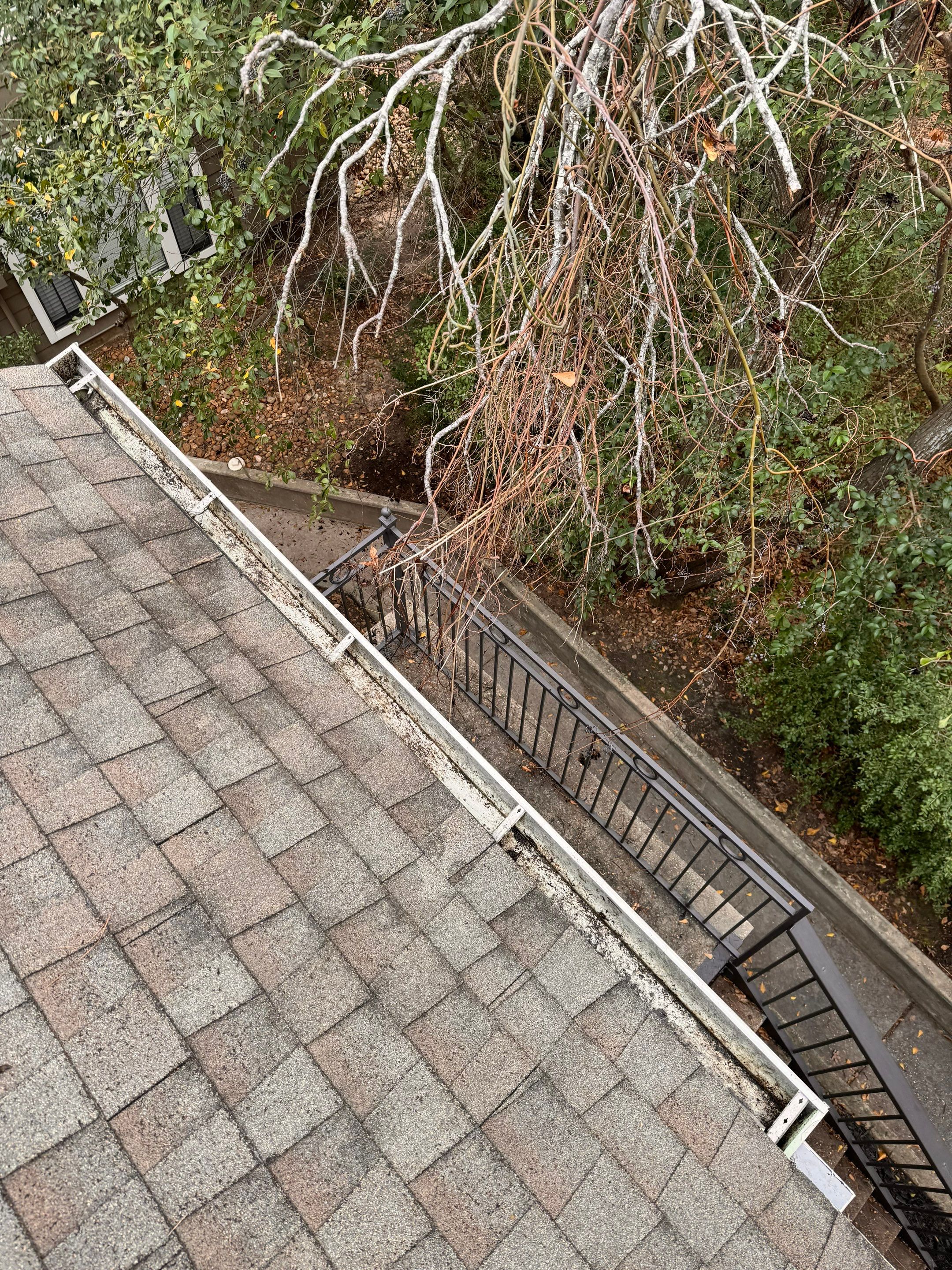 Commercial gutter cleaning The Woodlands & Conroe after photo with clean gutters