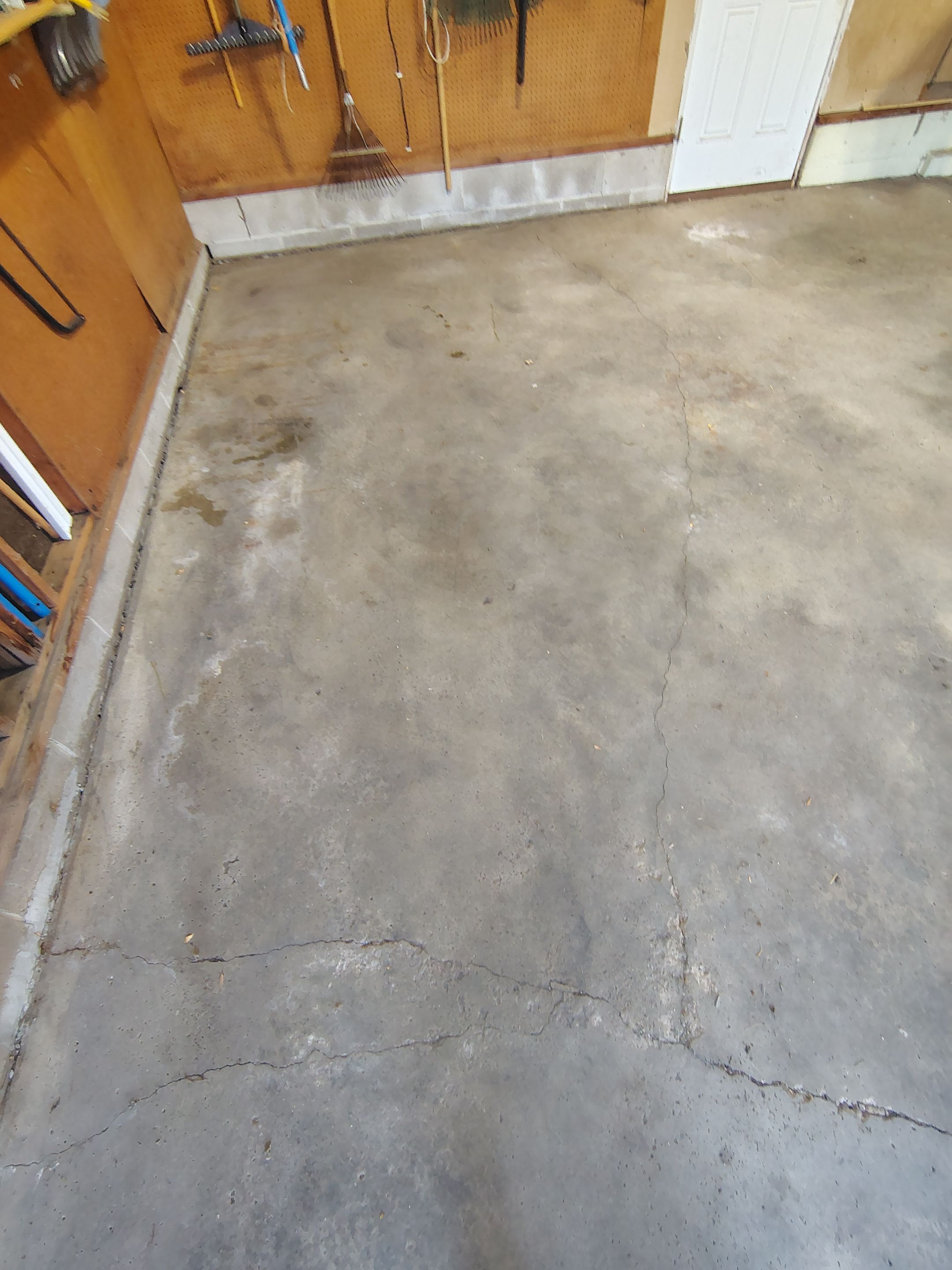 Sioux Falls Garage Epoxy Floor Installation and Concrete Crack Repair by Select Painting, Coatings & Garage Cabinets