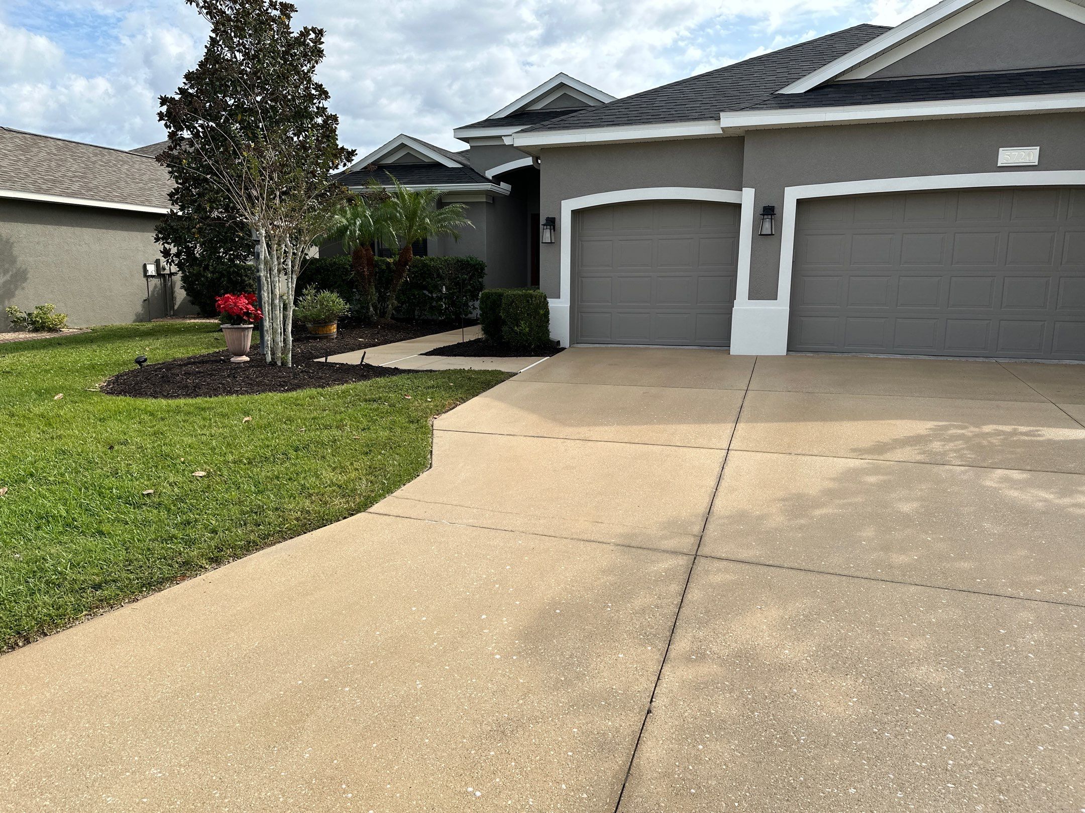 House Wash, Lanai Cleaning, and Driveway Cleaning by Sunshine AquaWash