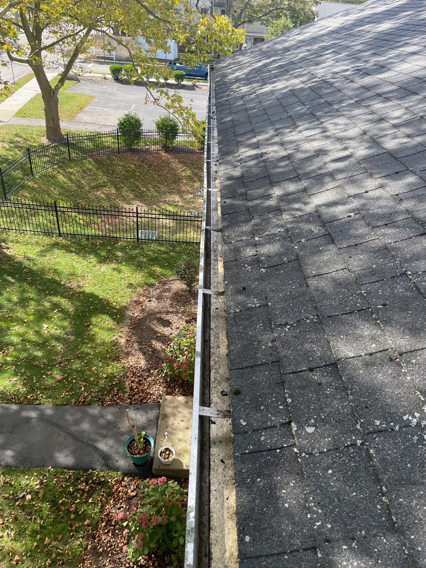 Commercial gutter cleaning Rhode Island after photo with clean gutters