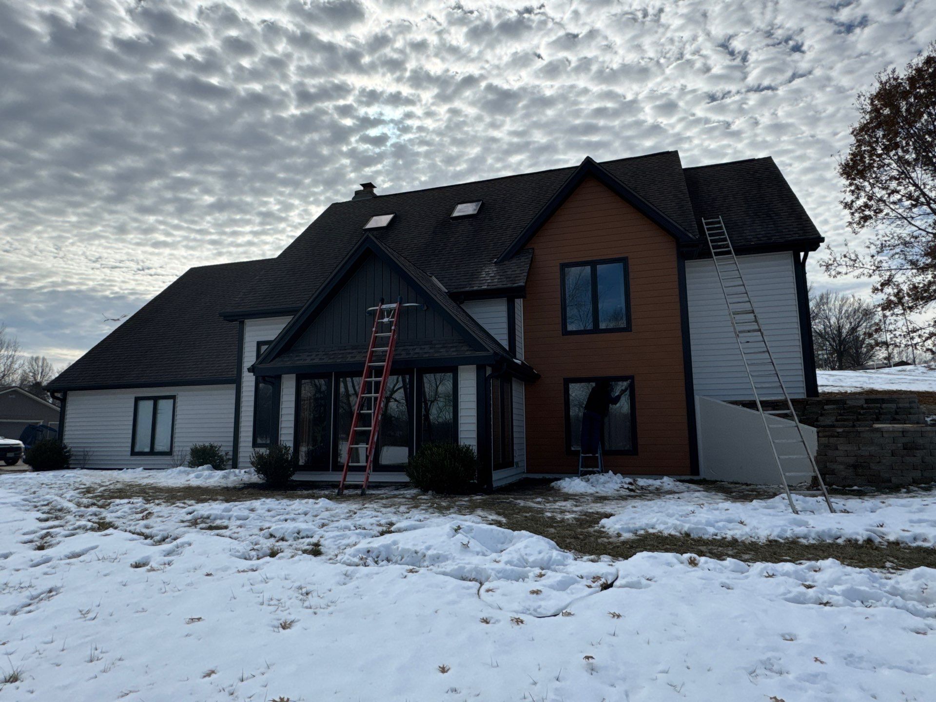 Siding Installation using Craneboard in Liberty Mo  by EEC  Windows, Siding & Roofing 