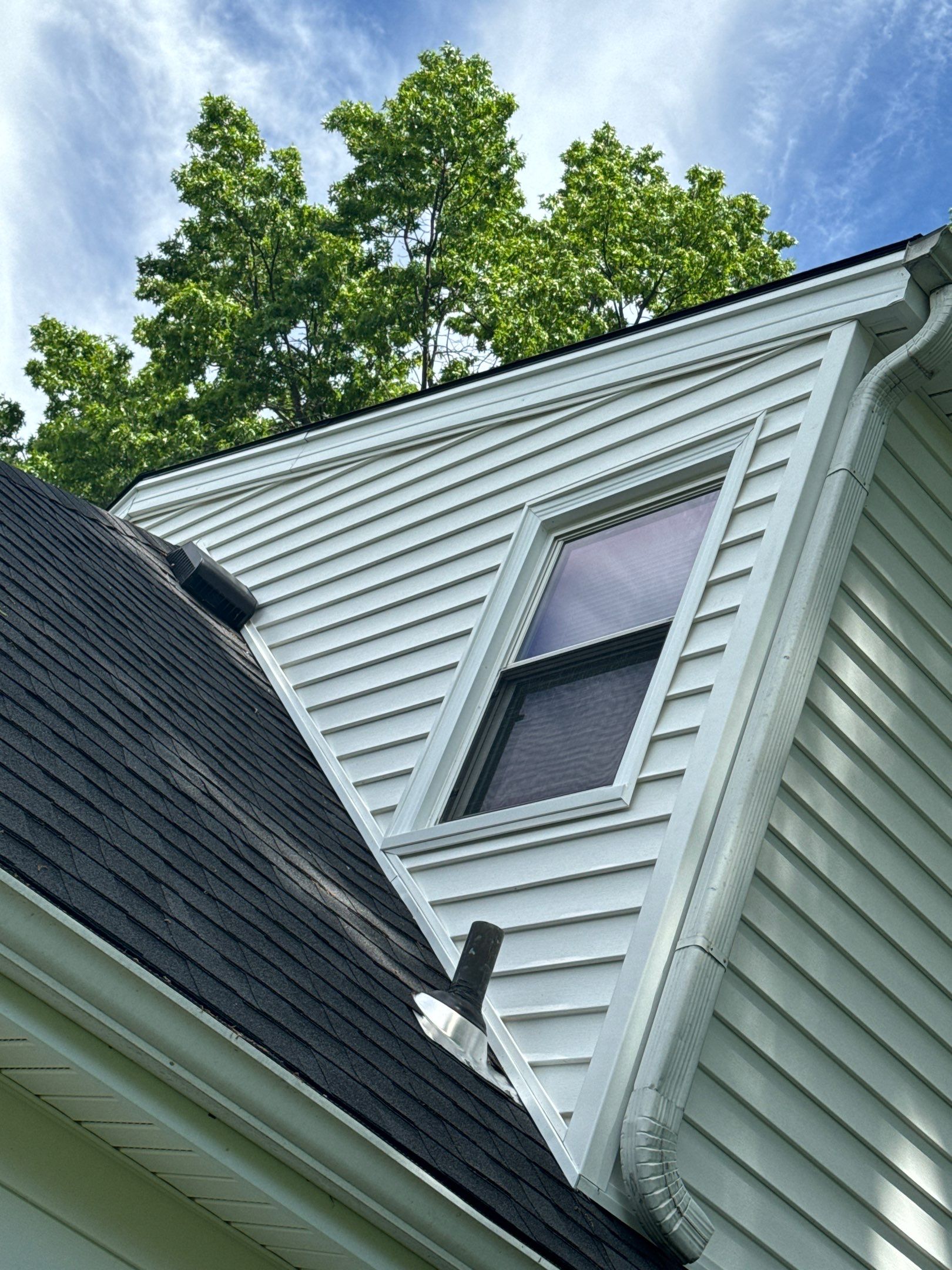 Siding Installation using White Market Square by EEC Windows, Siding & Roofing