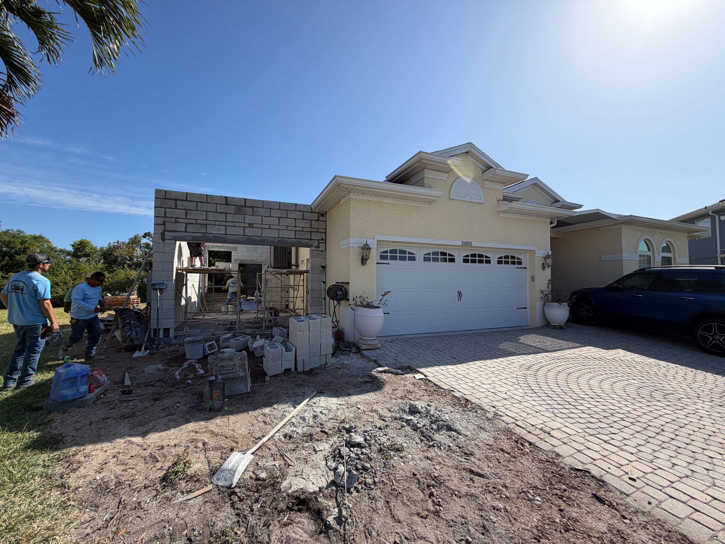 Custom Single-Car Garage Addition and Lanai Cage in Bradenton by Vertical General Contracting 
