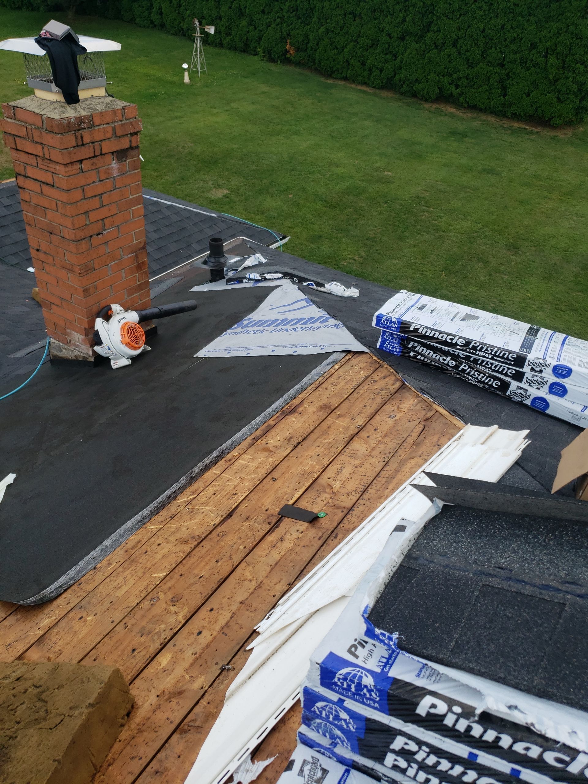 ATLAS PINNACLE COLOR: PRISTINE SCOTCHGARD BLACK DRIP EDGE: WHITE by Eagle Eye Roofing