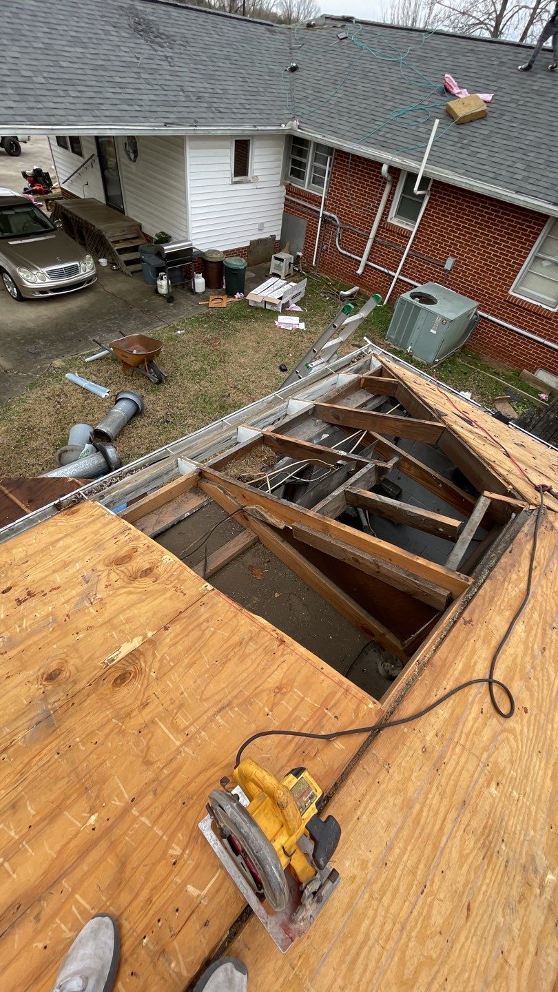 Residential Roofing Installation using Owens Corning Oakridge Roofing System by Undersun Roofing 
