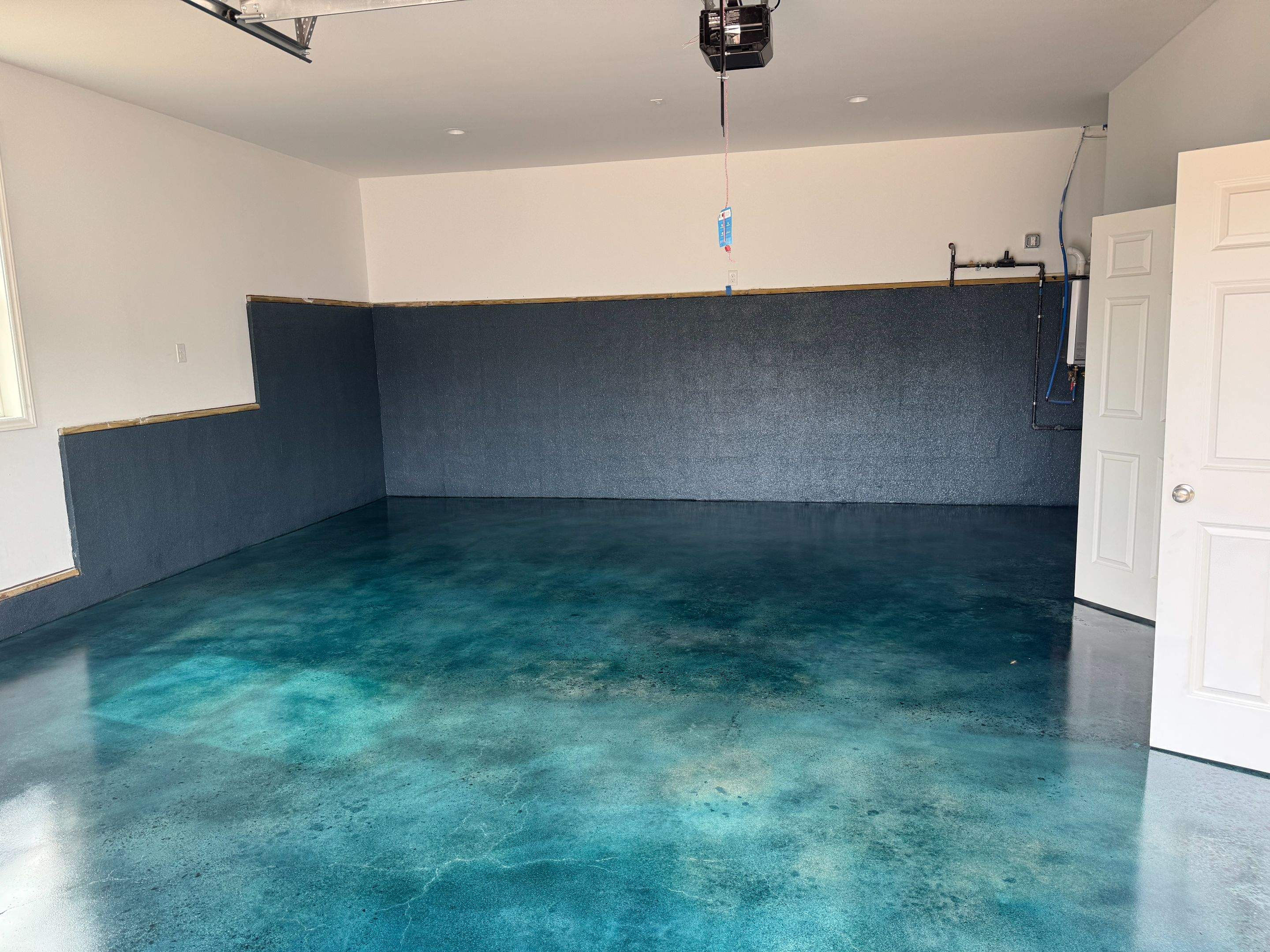 Polished Garage Floor with Permera T2 Finish and Polyaspartic Flake stem wall coating by Endure Concrete Coatings