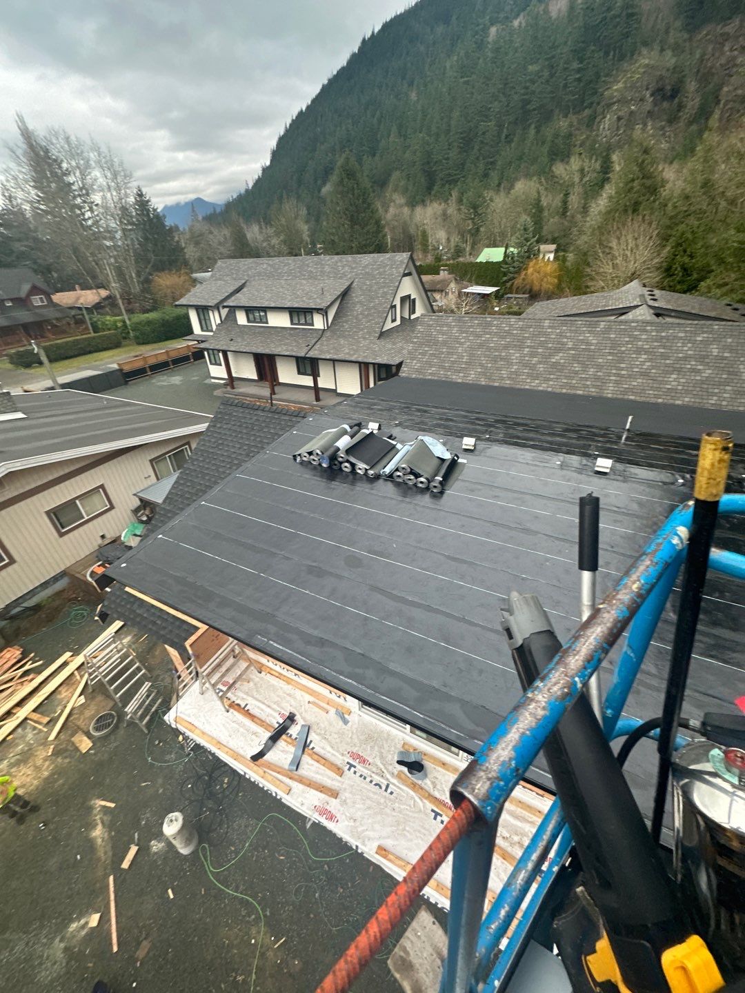 Residential Roofing Installation using GAF Charcoal HDZ by Top Notch Roofing Inc