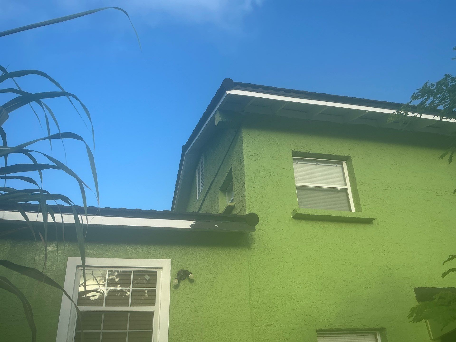 White Aluminum Soffit and Fascia in St.Petersburg FL by Gutter Professors