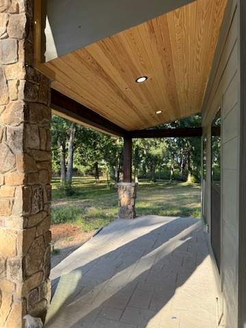 Modern Cabin by HOMES BY JAR