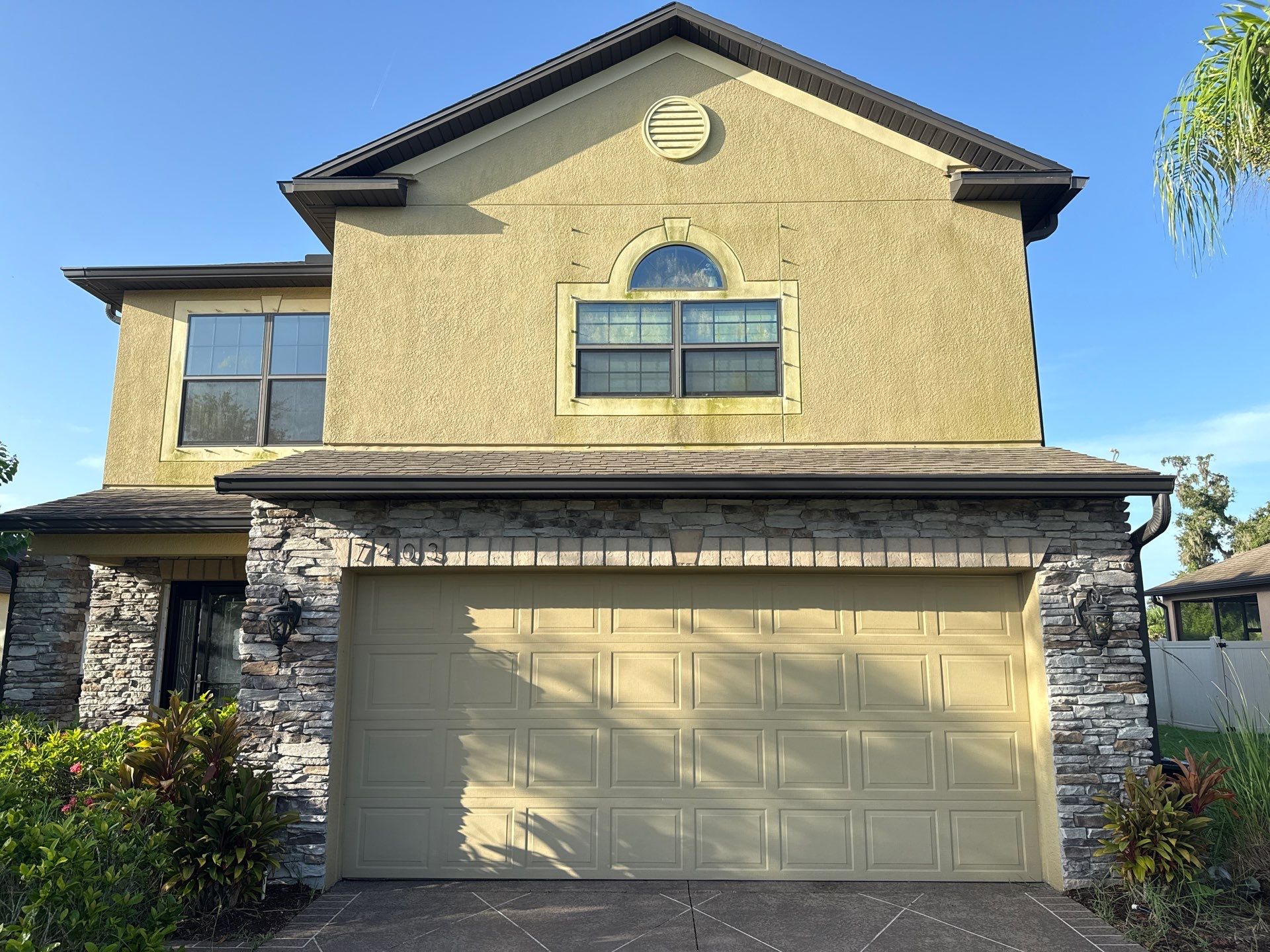 2-Story Stucco House Wash & Tan Vinyl Fence Cleaning | Sheffield Glen Palmetto, FL by Sunshine AquaWash