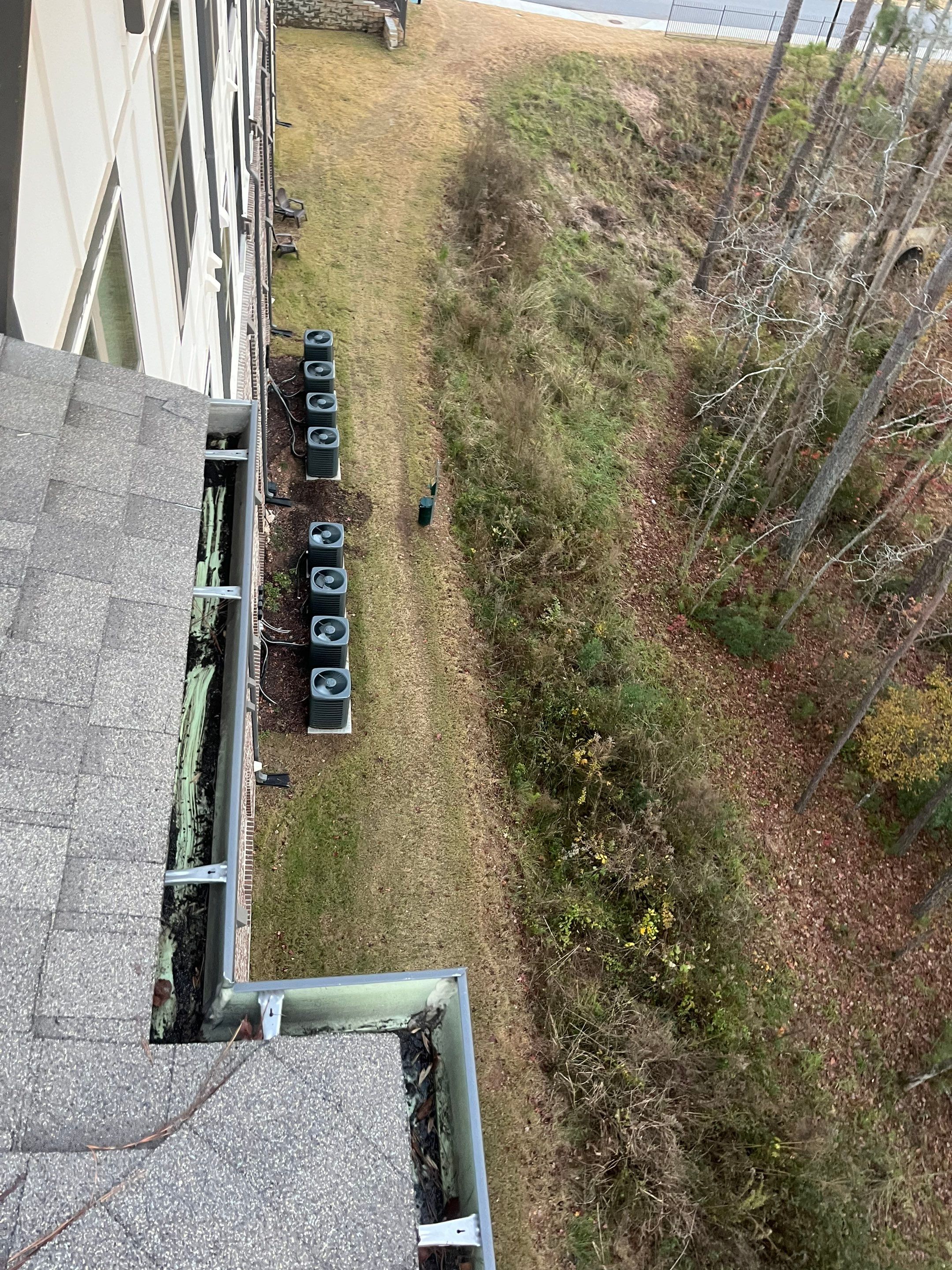 Commercial gutter cleaning Georgia after photo with clean gutters
