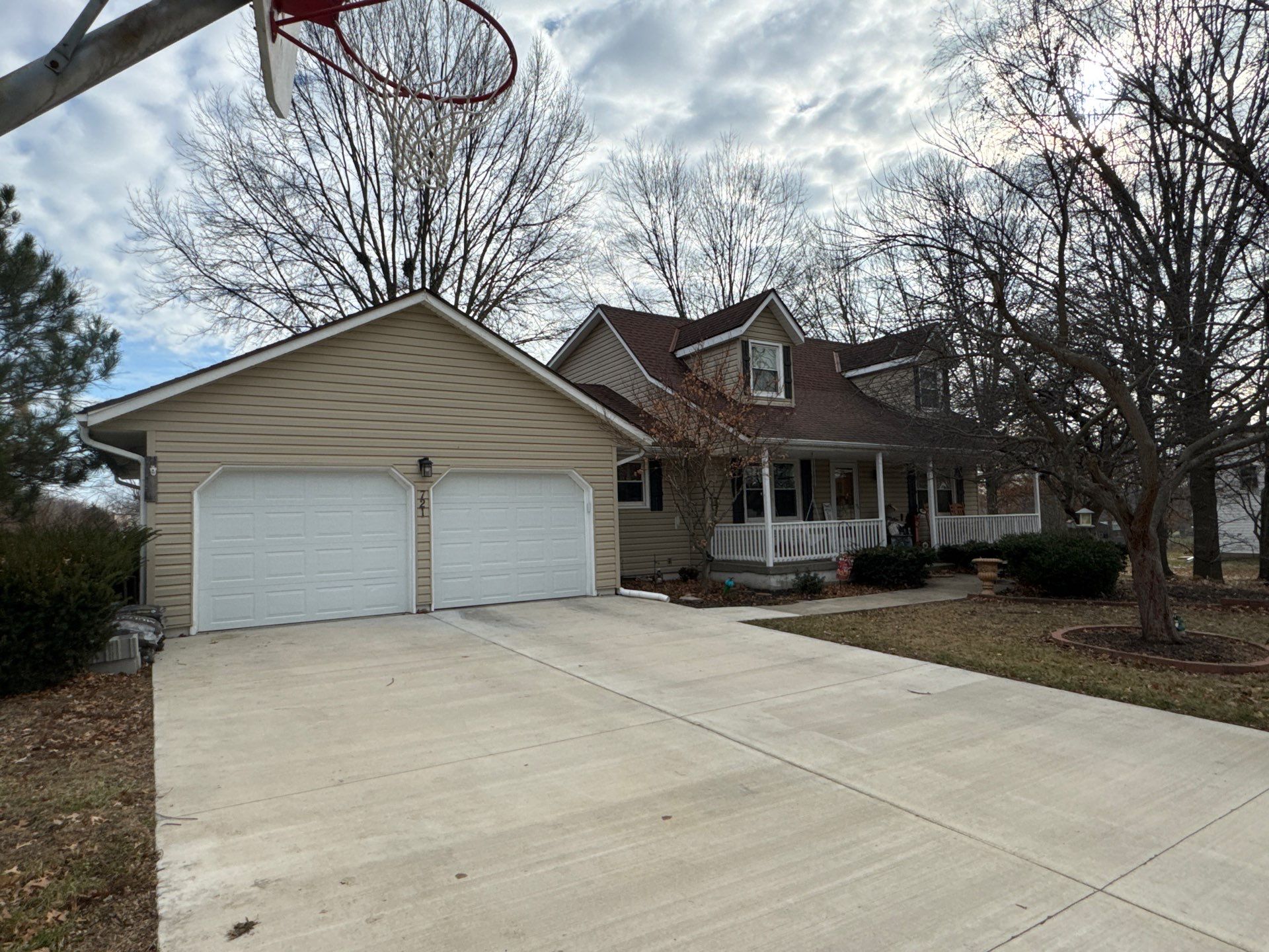 Siding Installation using Exterior Portfolio Vinyl Siding in Raymore Mo  by EEC  Windows, Siding & Roofing 