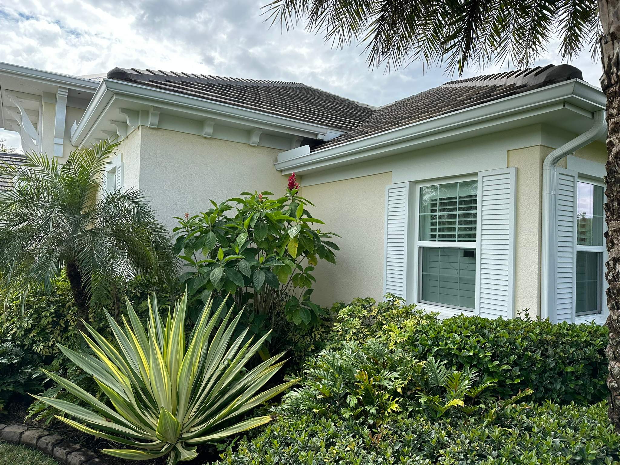 House Wash & Pool Screen Enclosure Cleaning in Winding River Community, Bradenton, FL | Sunshine AquaWash by Sunshine AquaWash