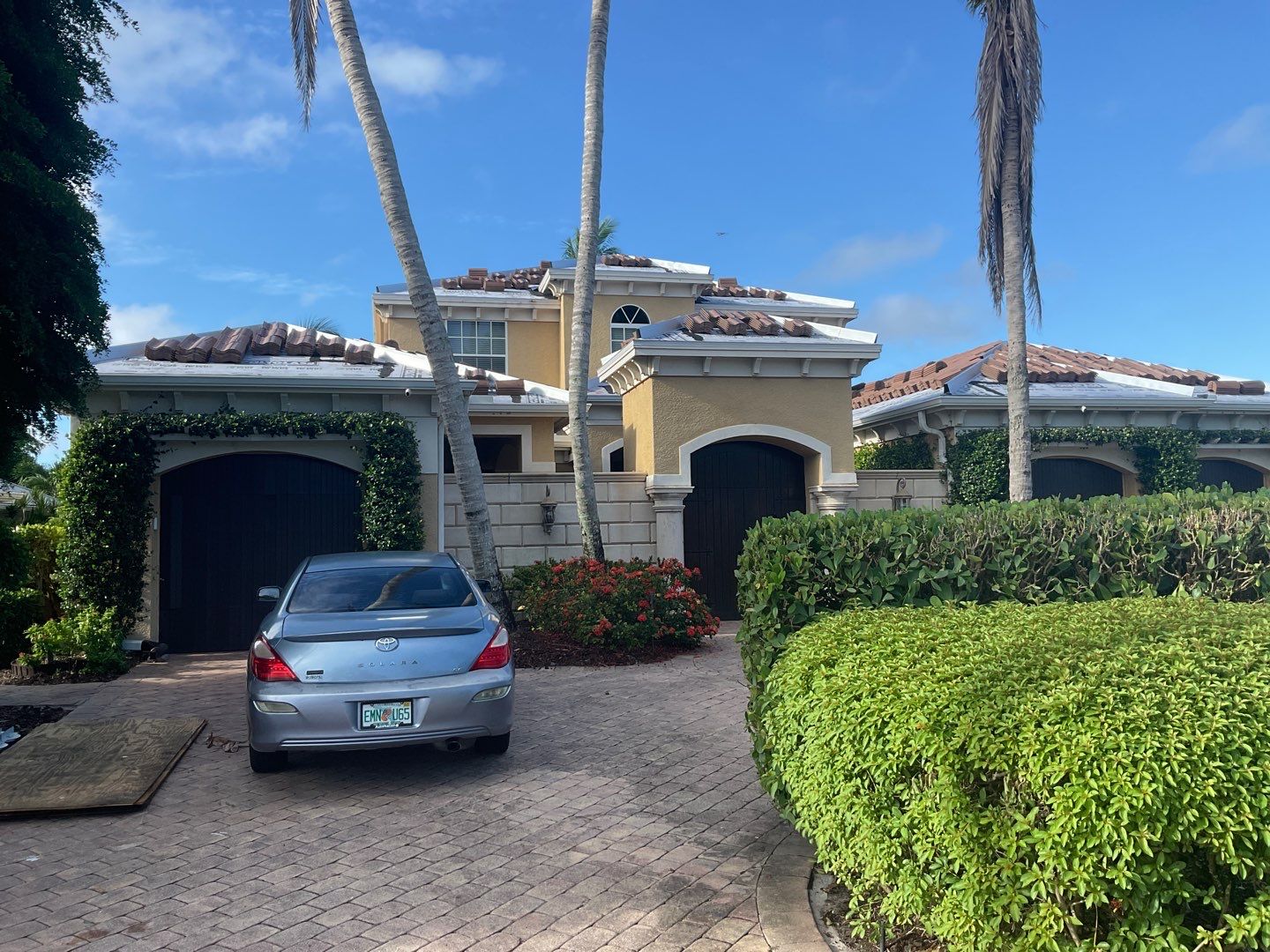 6 Inch Seamless Gutters using White Gutters and Downspouts in Fort Myers FL by Gutter Professors