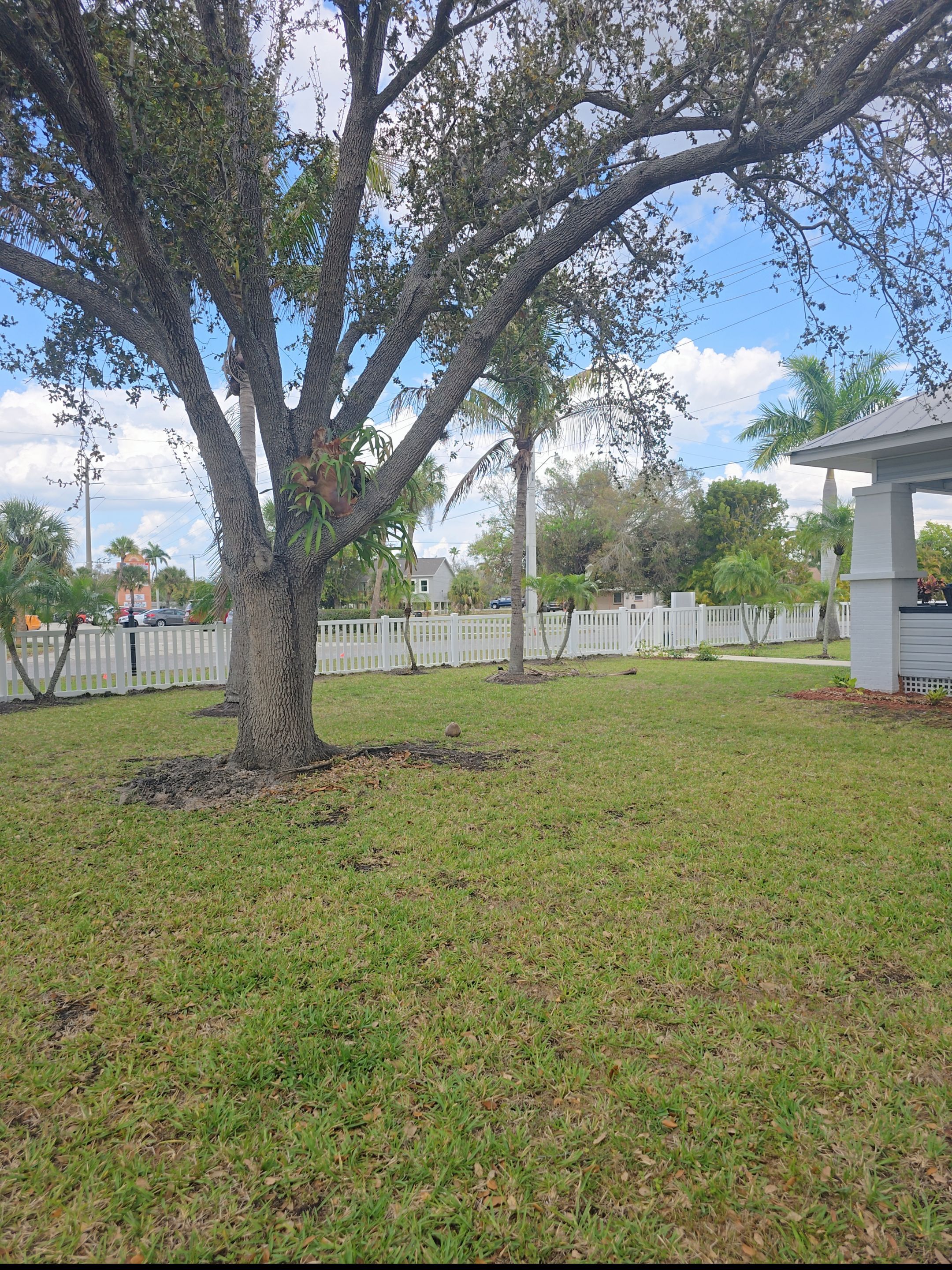 Vinyl Fence for Valerie's House by True Fence LLC