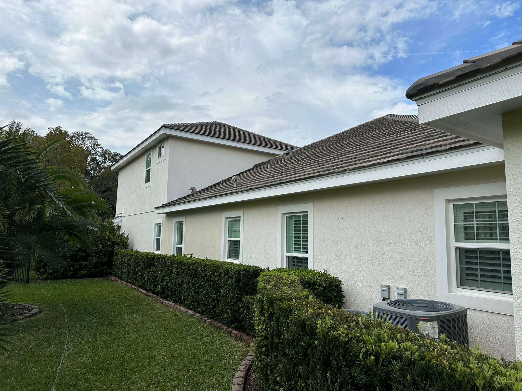 House Wash & Pool Screen Enclosure Cleaning in Winding River Community, Bradenton, FL | Sunshine AquaWash by Sunshine AquaWash