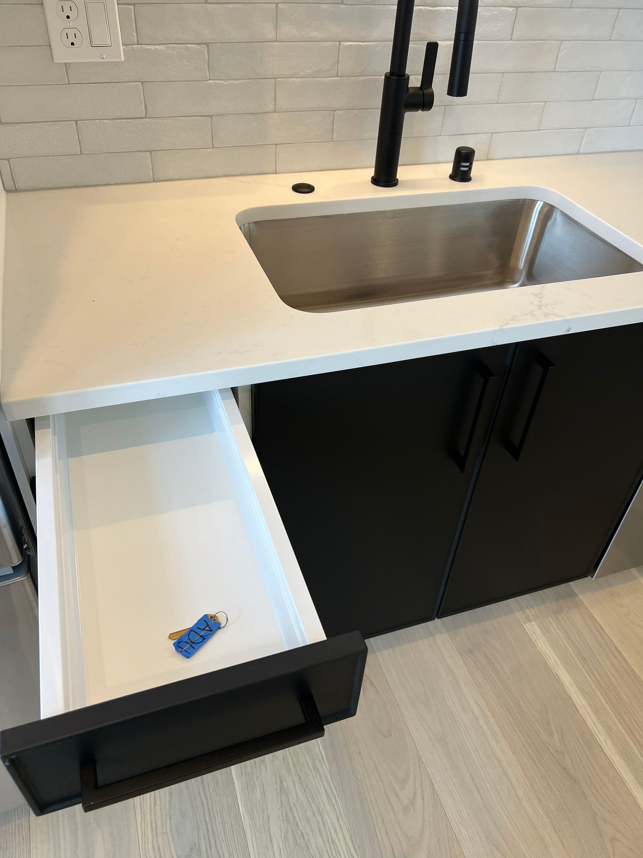 Maple Leaf 6-unit new construction by LinMak Construction