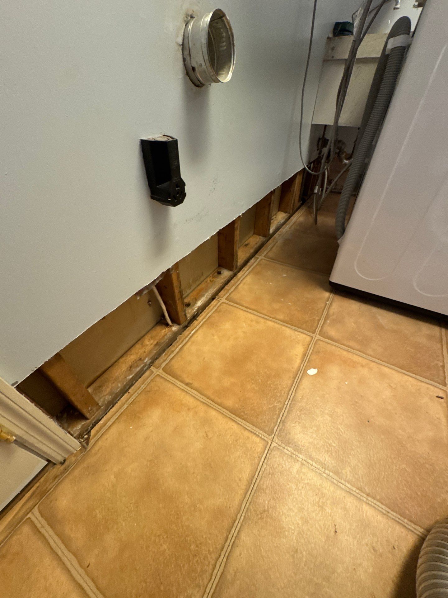 Emergency Water Mitigation & Structural Cavity Drying in Wilmington by Right On Time Restoration