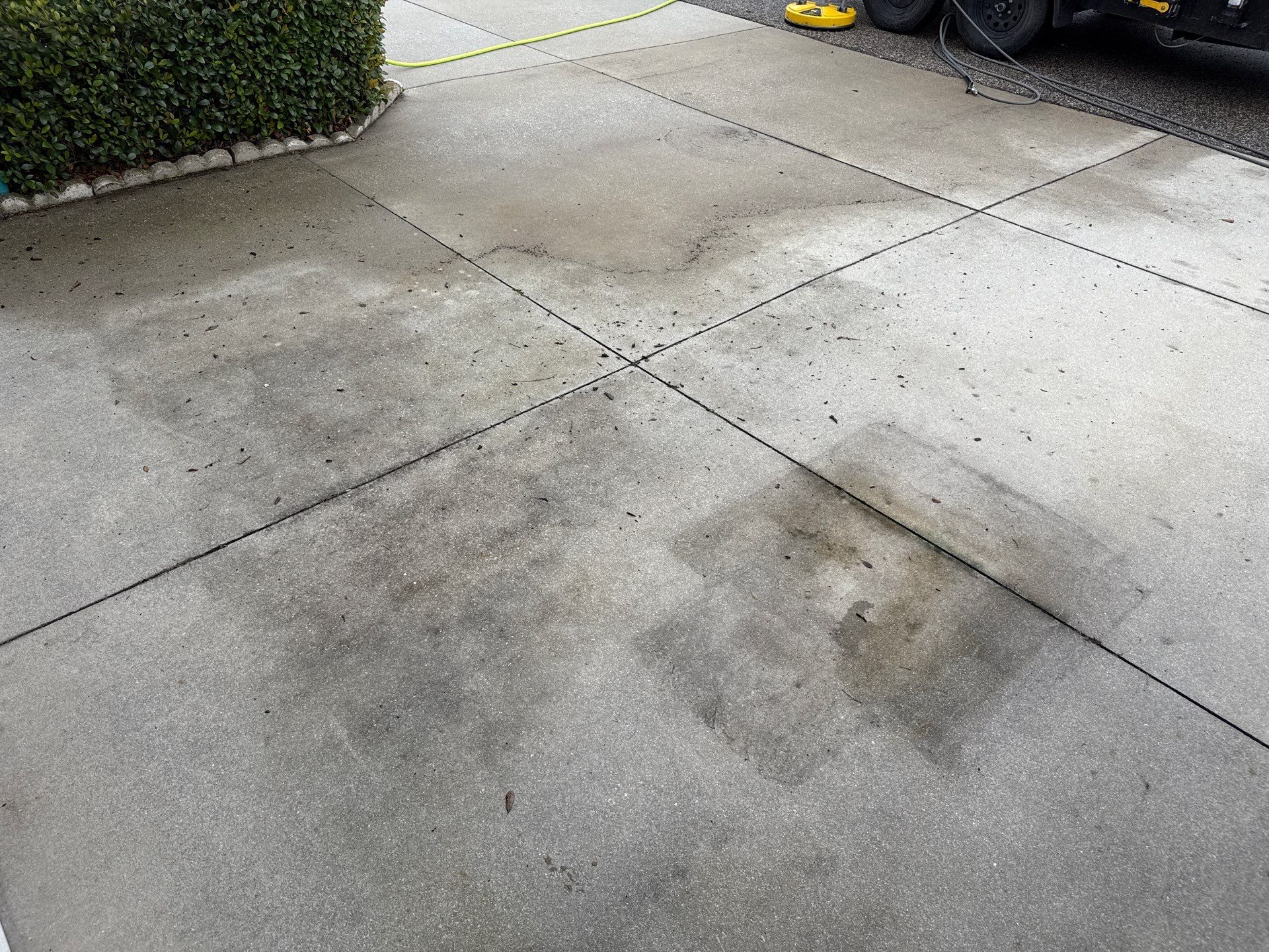 Concrete Driveway & Sidewalk Cleaning in Captain’s Court Condos – Palmetto, FL by Sunshine AquaWash