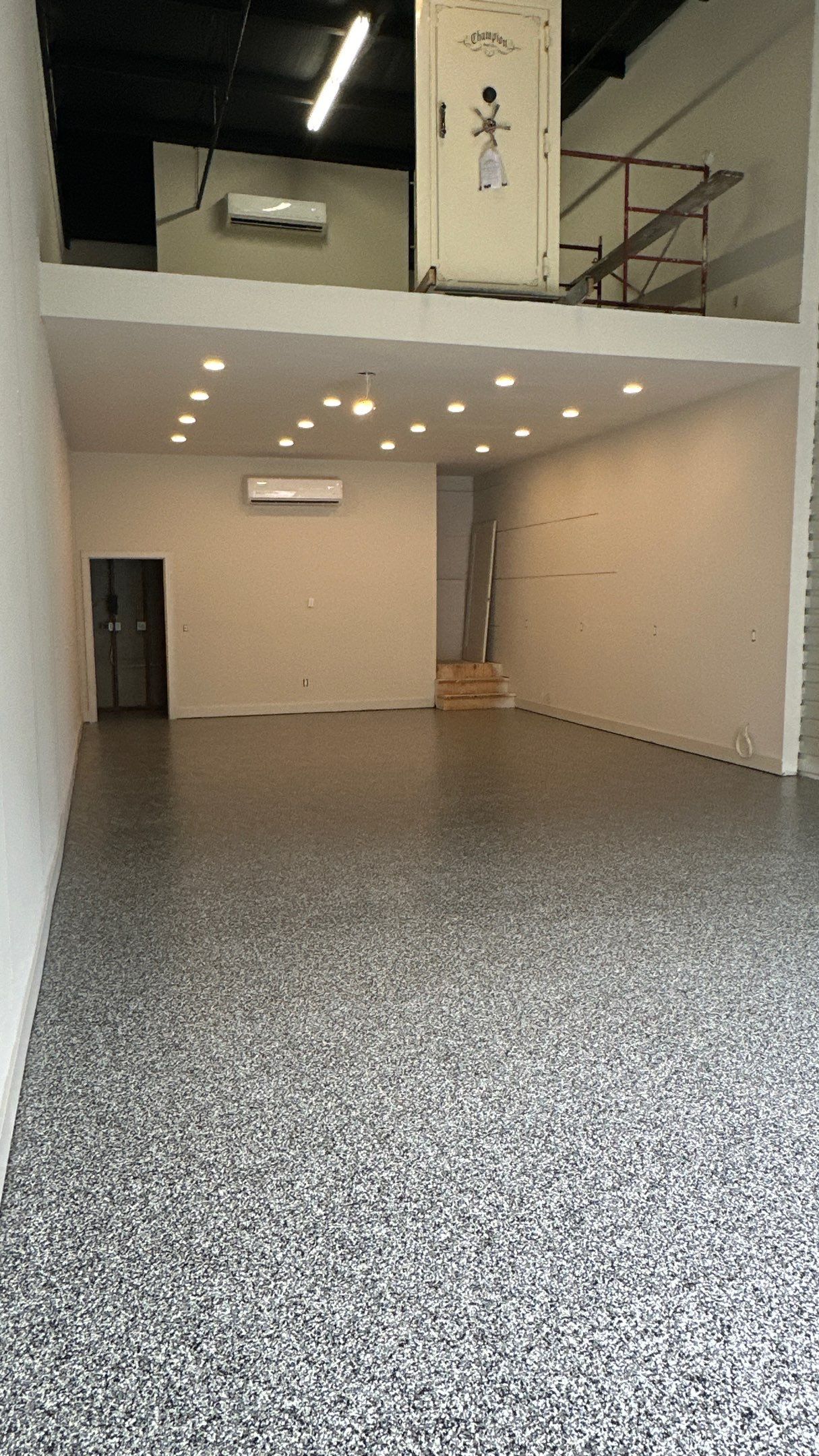Check out this beautiful Banner flake floor by Banner Garage