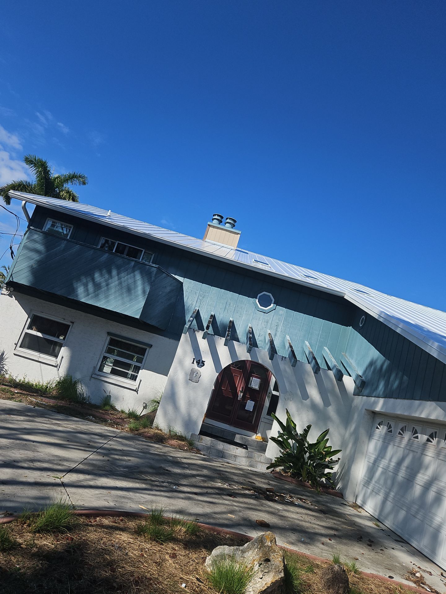 K-Style Seamless Gutter Installation using White Seamless Gutters in Sarasota FL by Gutter Professors