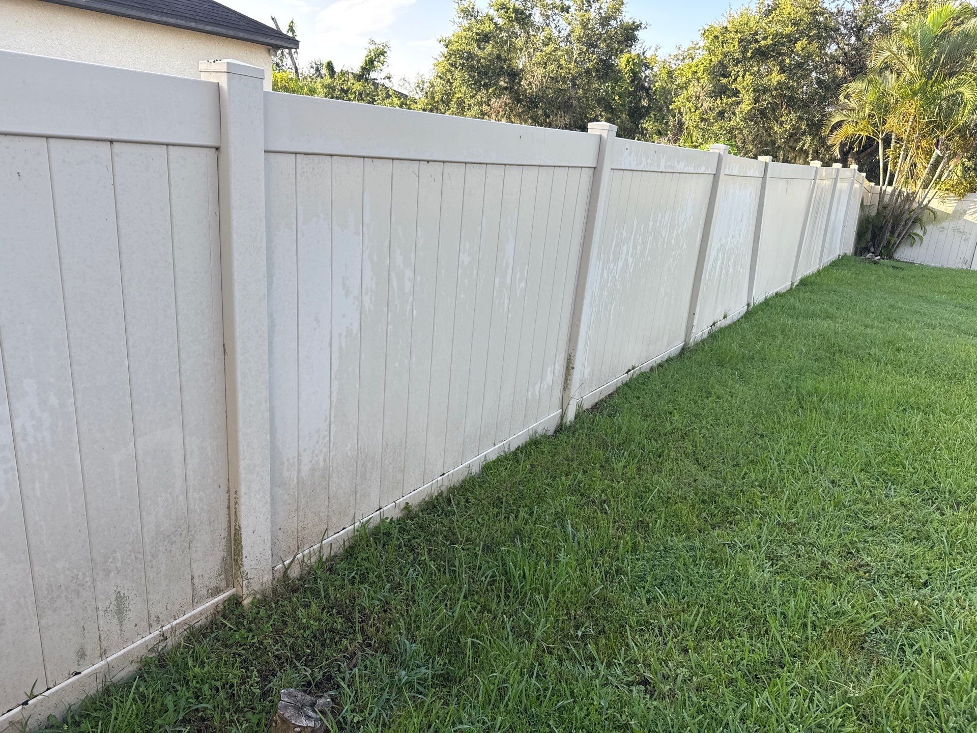 2-Story Stucco House Wash & Tan Vinyl Fence Cleaning | Sheffield Glen Palmetto, FL by Sunshine AquaWash
