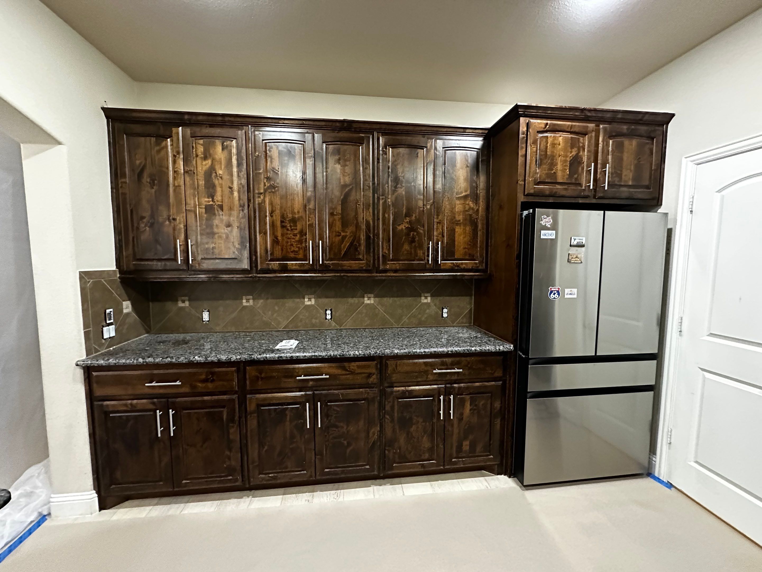 Layout-Loving Kitchen Refresh: Stunning Update in 14 Days Flat by Tibi Soli LLC