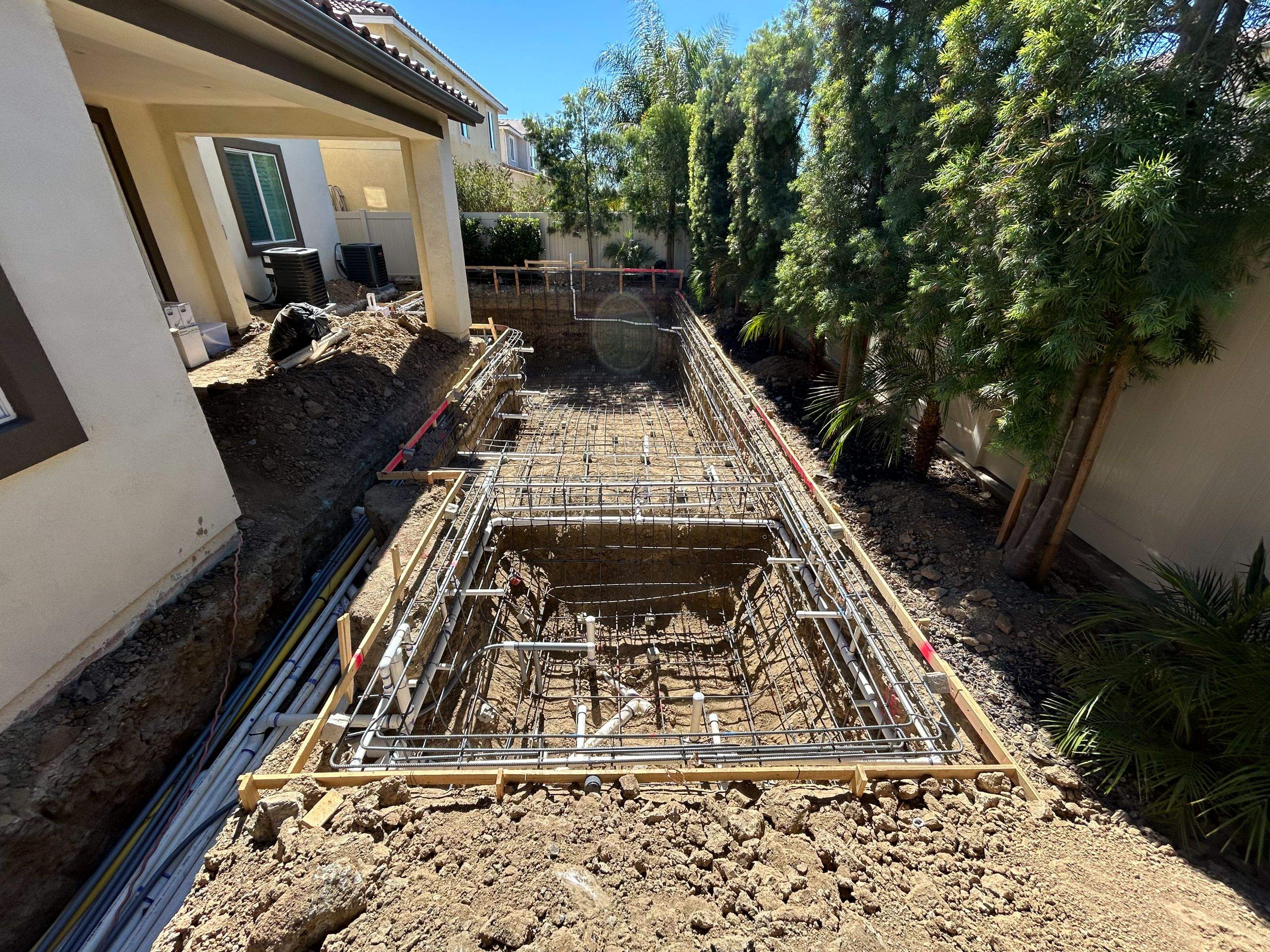Pool and spa in a tight yard by Premier Pools and Spas Temecula