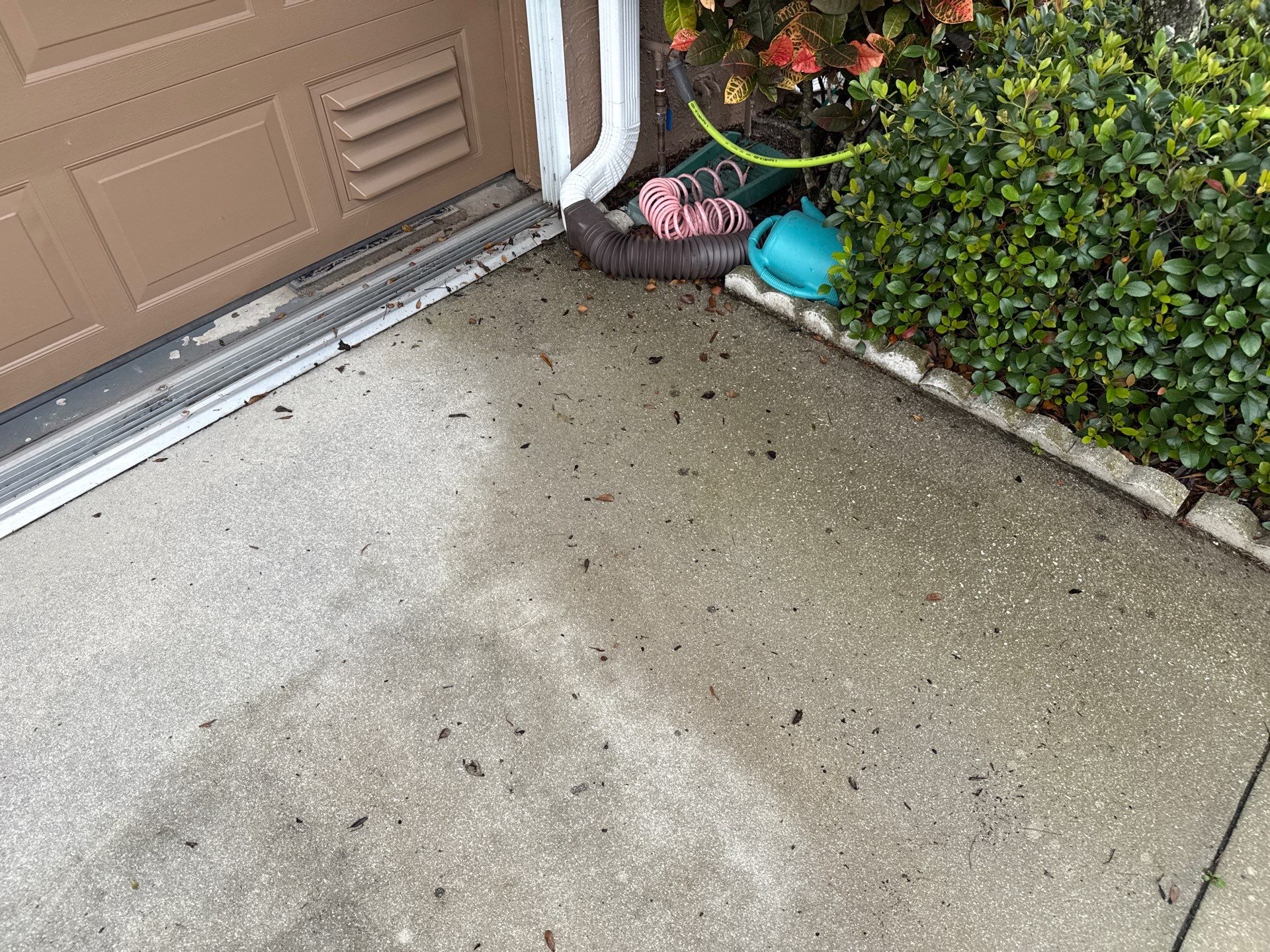 Concrete Driveway & Sidewalk Cleaning in Captain’s Court Condos – Palmetto, FL by Sunshine AquaWash