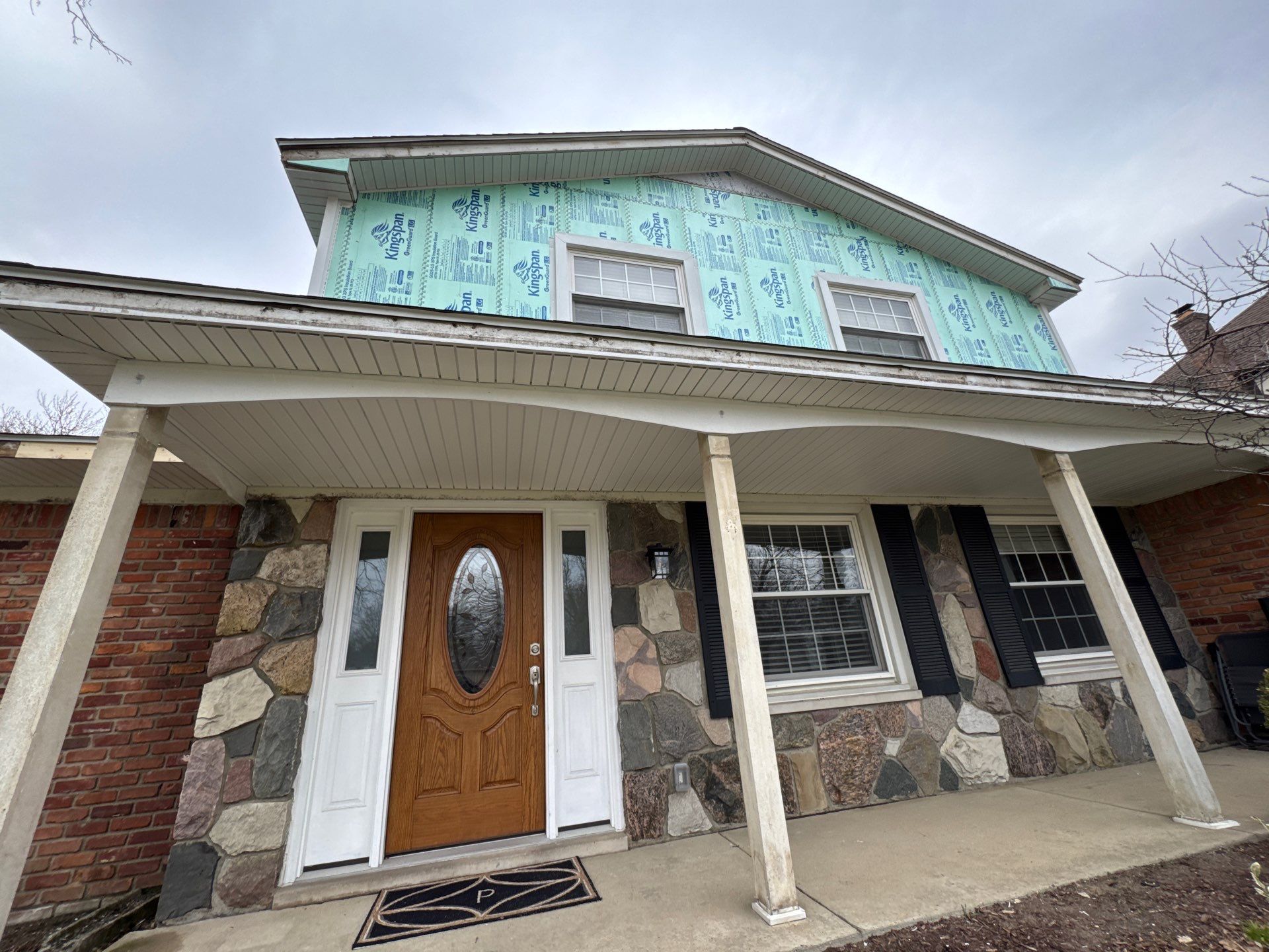 Siding Replacement using Alside Charcoal Smoke and Roof Replacement using Owens Corning Peppercorn by 180 Contractors