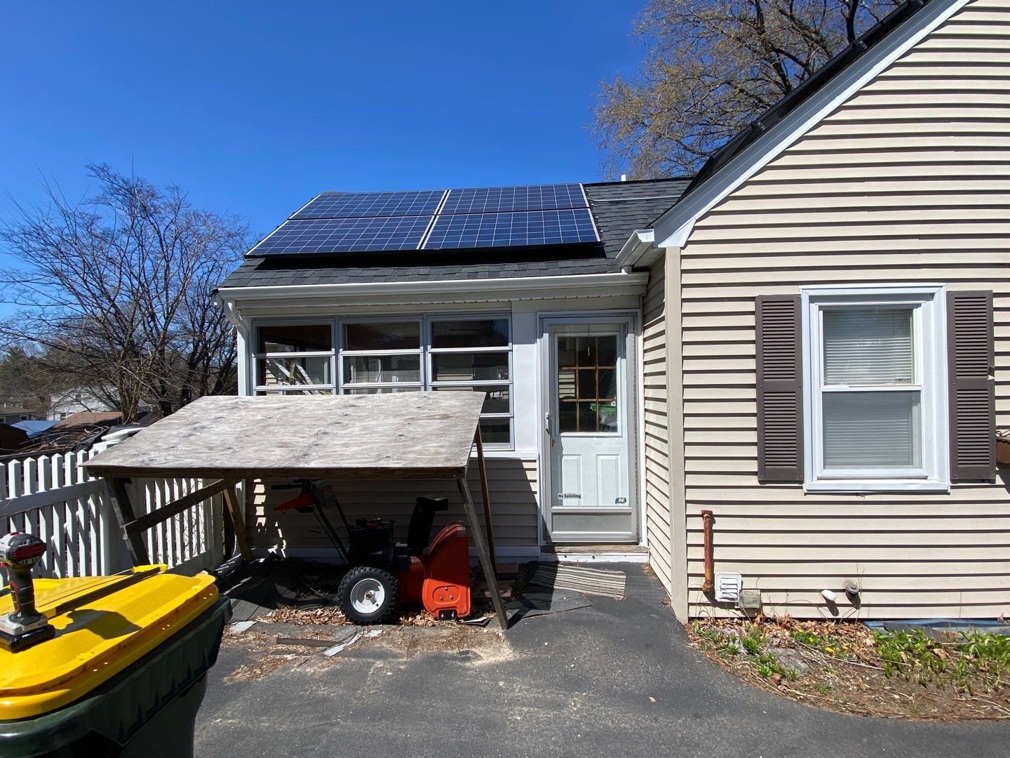 Seamless Aluminum Gutter with Hover Single Screen Continuous Hangers in Franklin, MA by Gutter Pro Enterprises