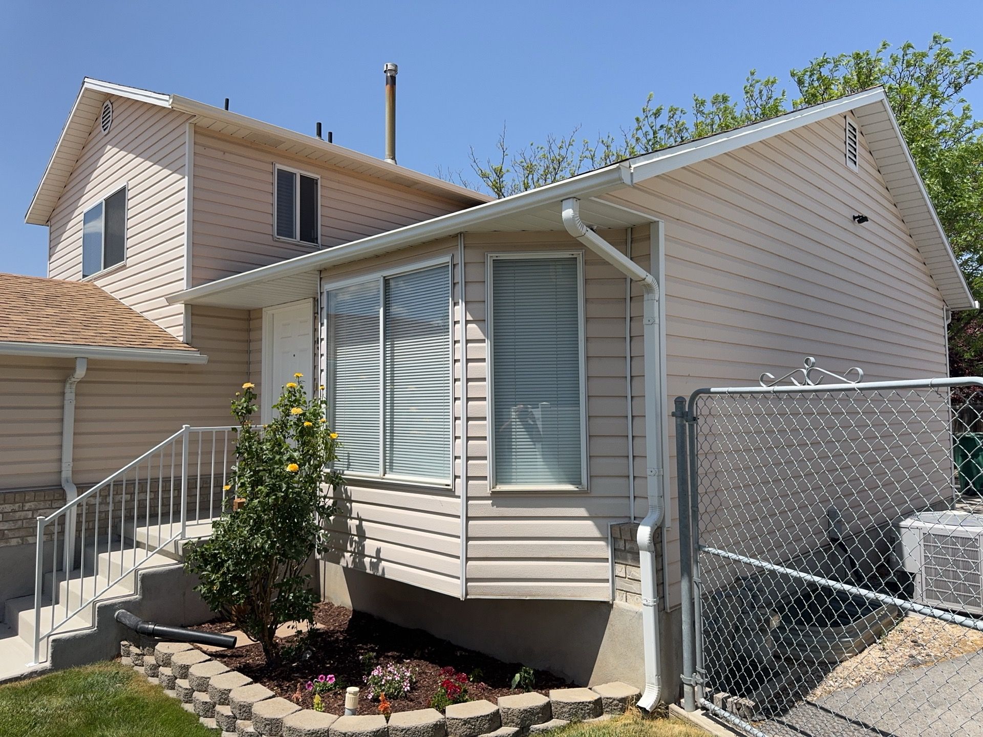 West Jordan | Mastic Vinyl Siding Update | Sandtone & White by Ideal Siding Utah
