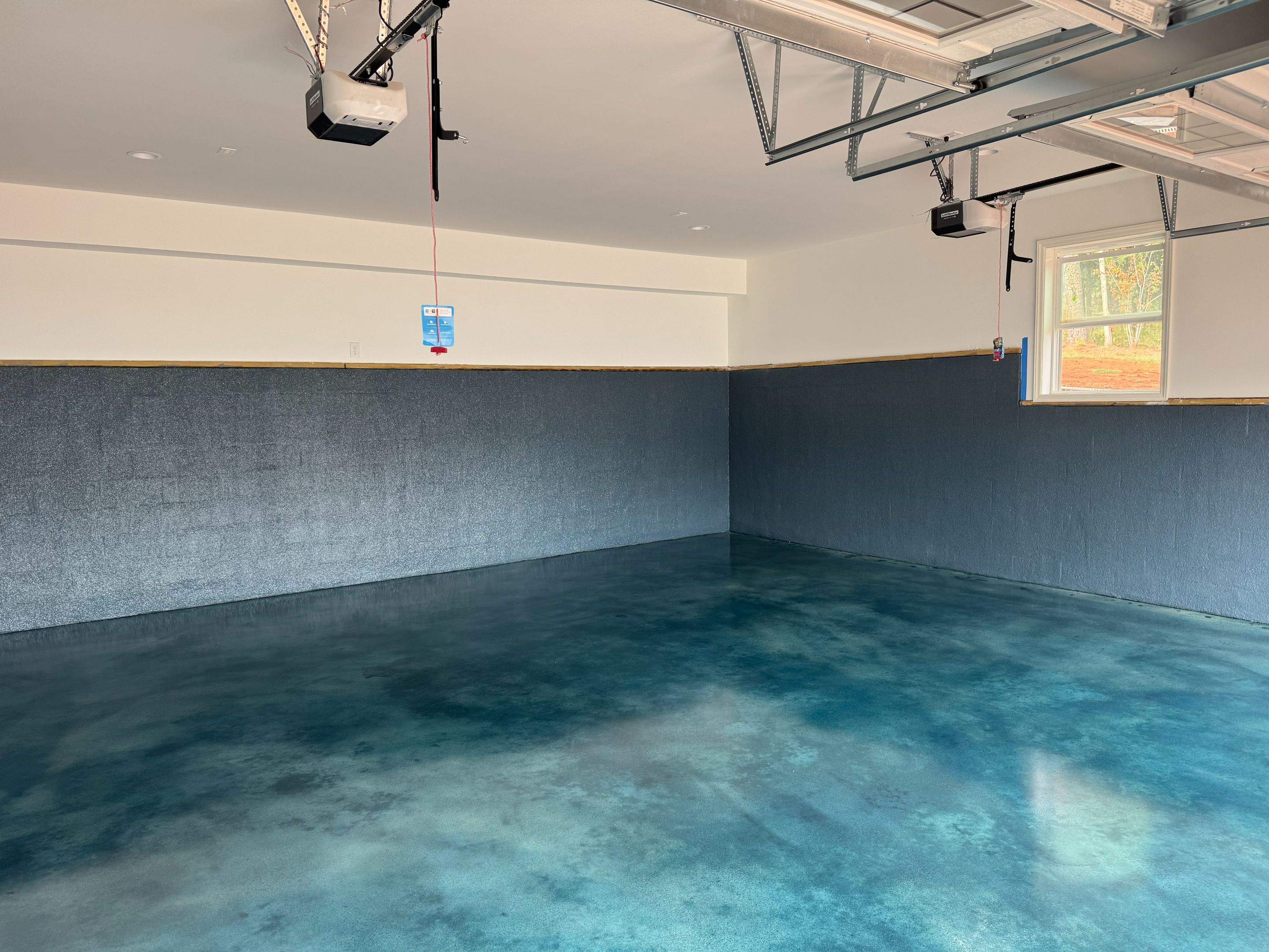 Polished Garage Floor with Permera T2 Finish and Polyaspartic Flake stem wall coating by Endure Concrete Coatings