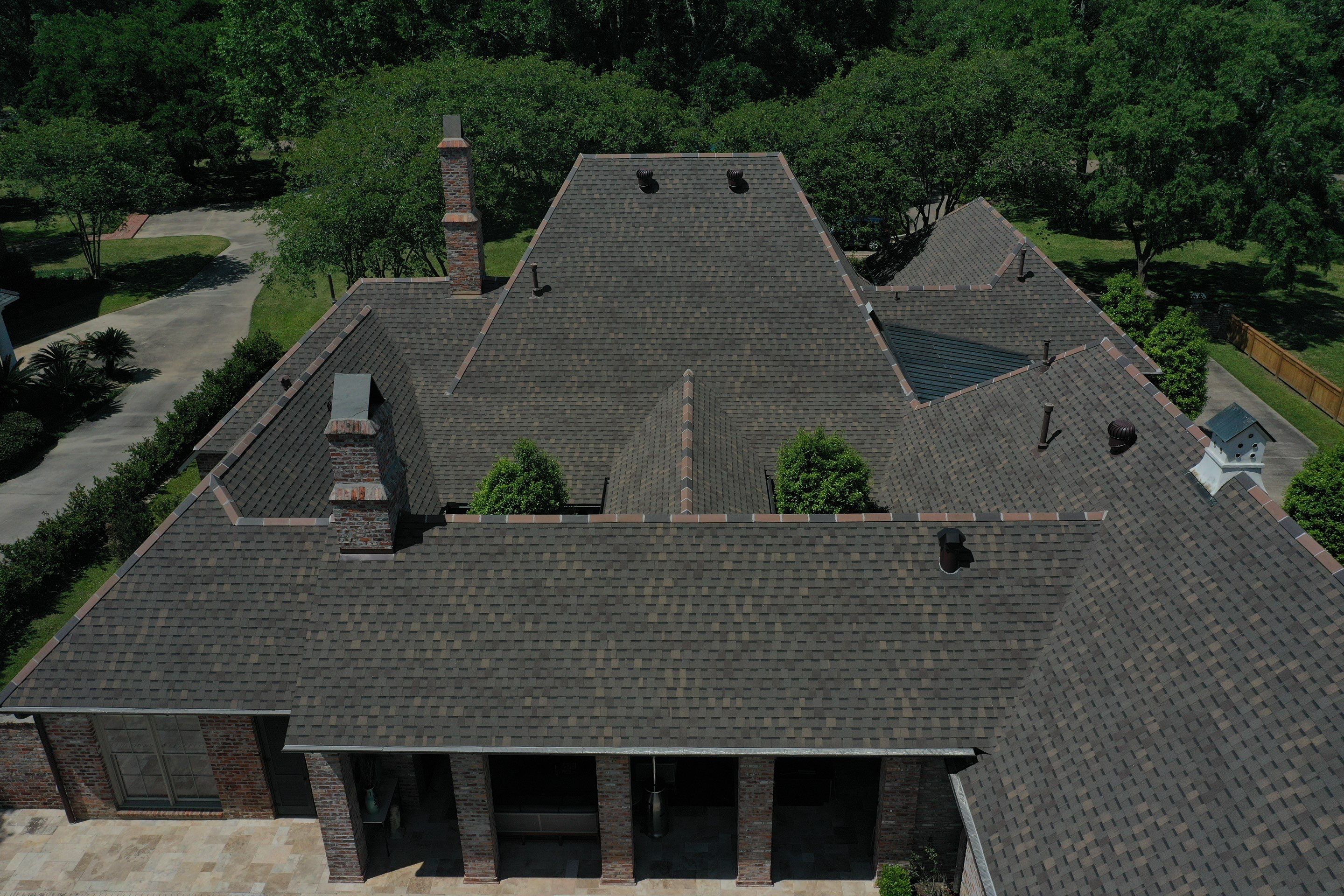 Atlas Pinnacle Pristine Weathered Shadow with Hecker V Ridge Tile by Top Team Construction