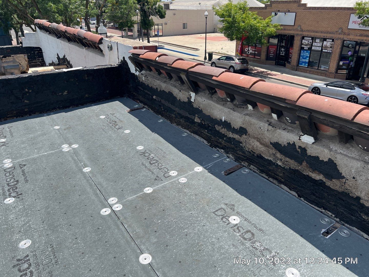 Commercial Roofing Installation using Conklin BenchPly system with PUMA top coat (imbedded fabric system) by Straight Edge Roofing Inc