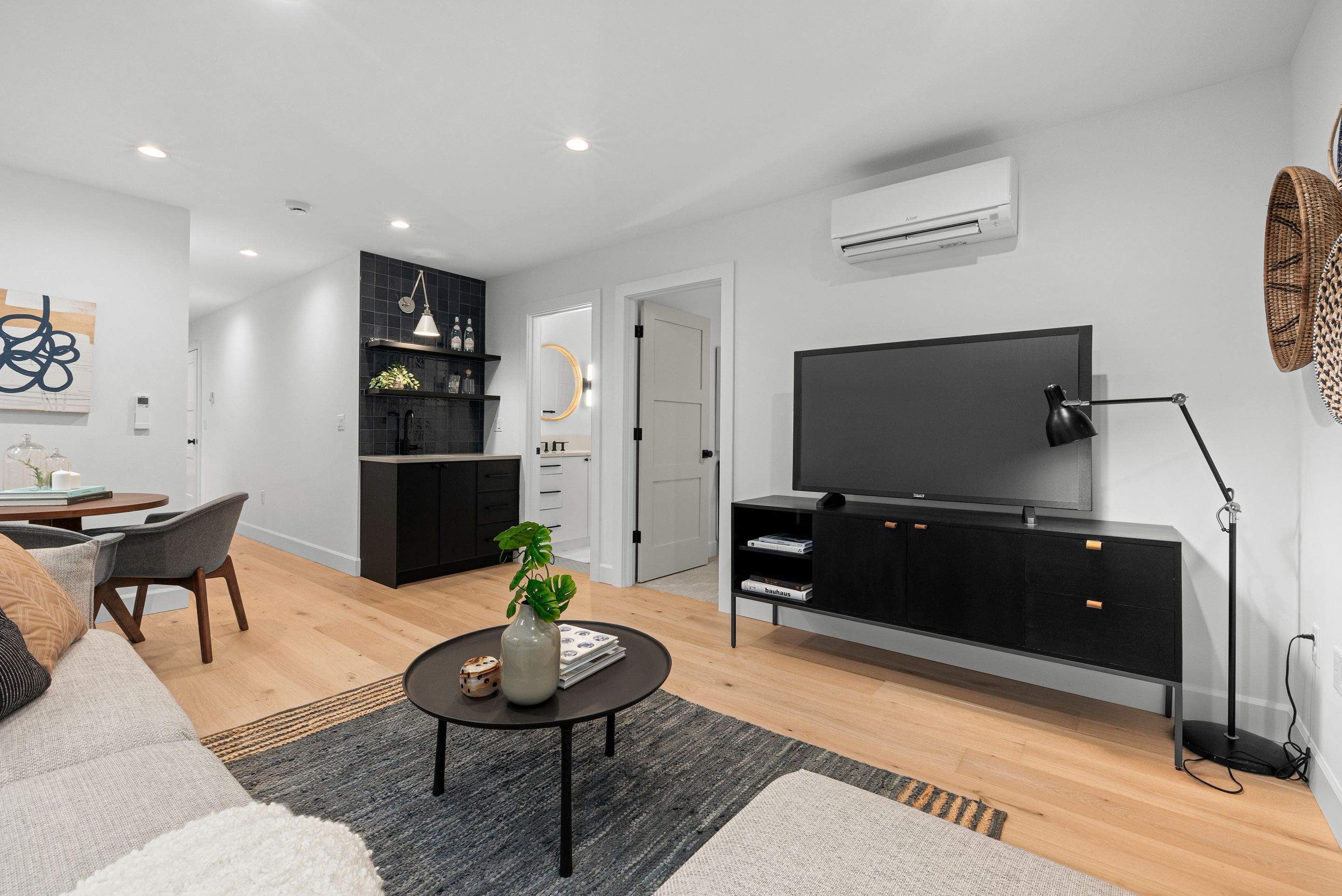 Wedgwood in-fill development by LinMak Construction