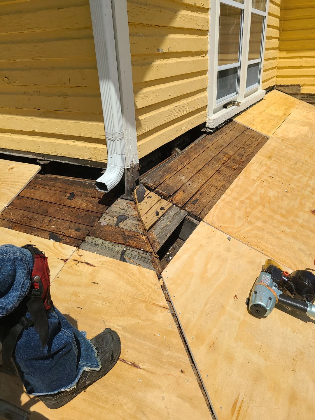 Arlington: CertainTeed Landmark Designer Shingles in Moire Black by RM Banning, Inc.