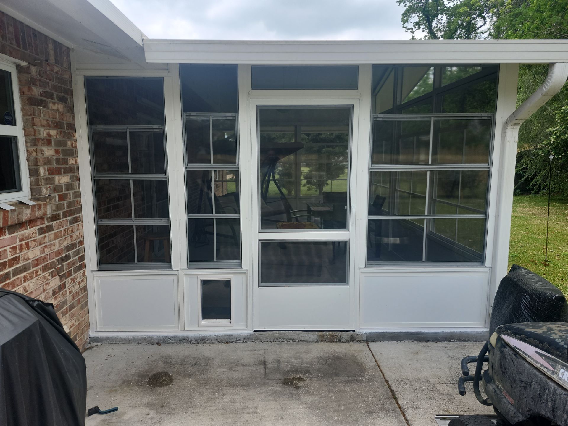 Enclosure with Vinyl Windows using Colorbeam by Titan Sunrooms