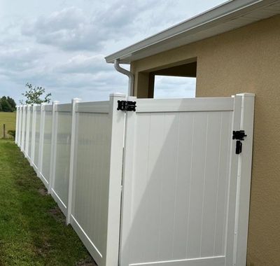 Aluminum Fence Installation using Vinyl Privacy Fence 