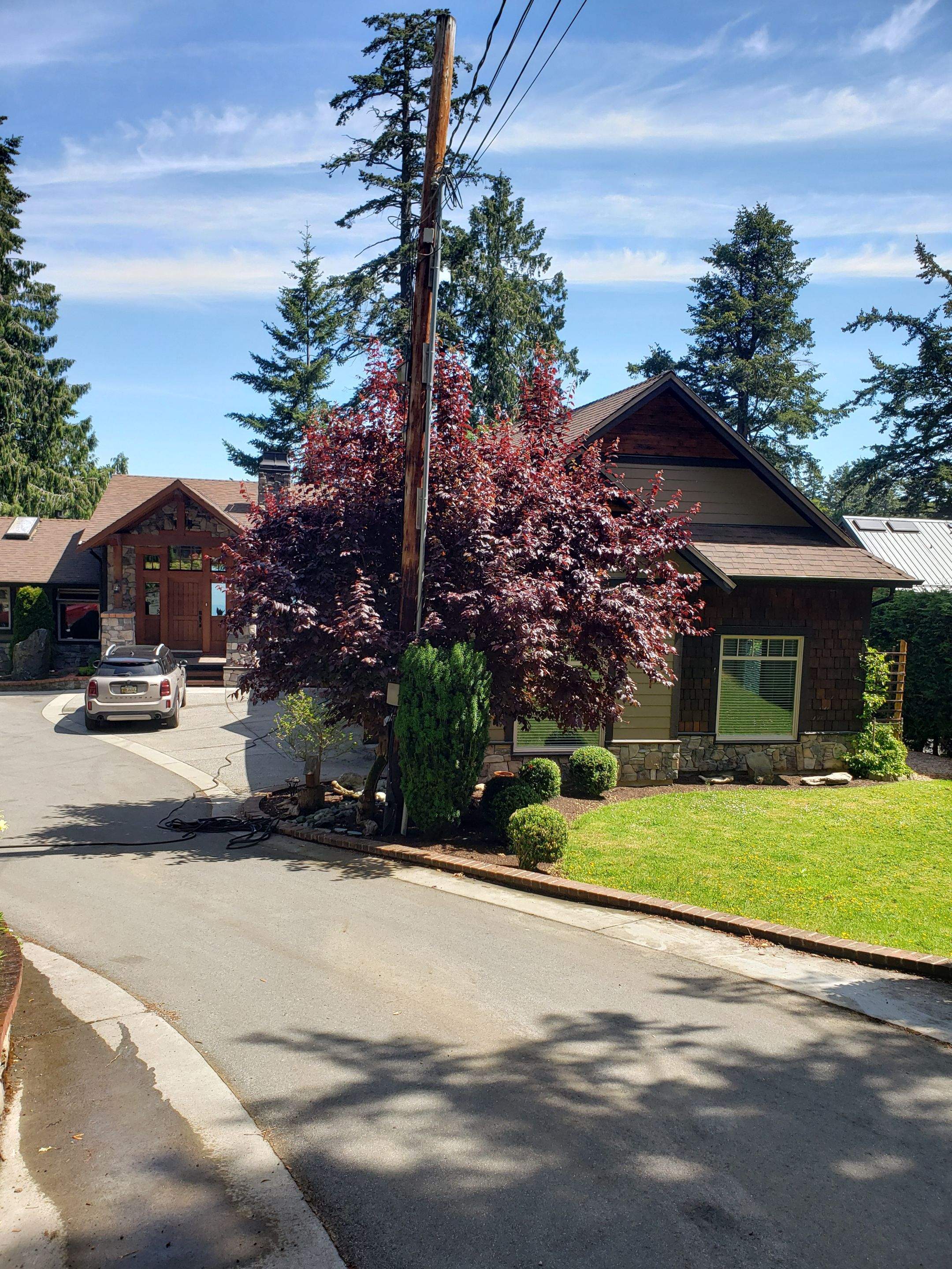 North Saanich Residence by Habanero Garden and Exterior Care