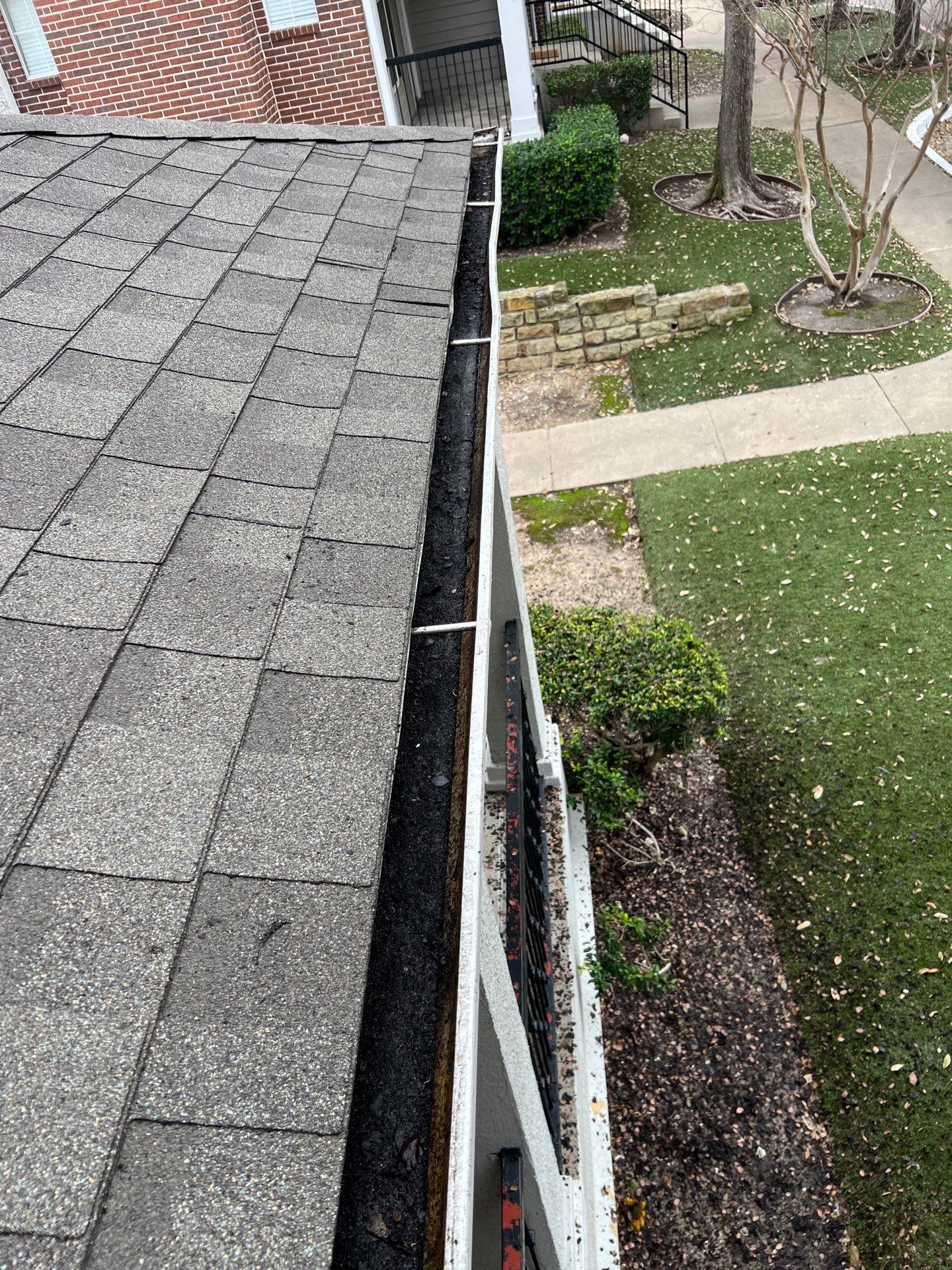 Commercial gutter cleaning Carrollton, TX after photo with clean gutters