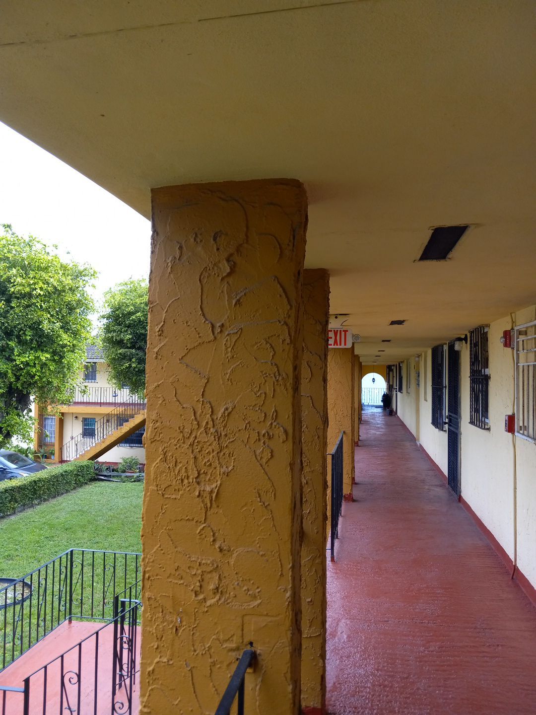 Villa Biscaya Jardines Condo by Souffront Construction & Engineering