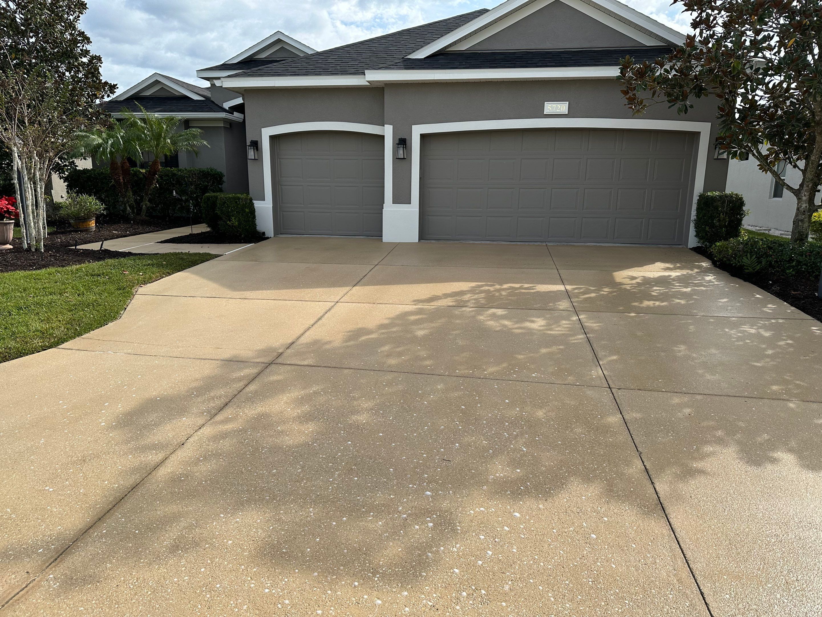 House Wash, Lanai Cleaning, and Driveway Cleaning by Sunshine AquaWash