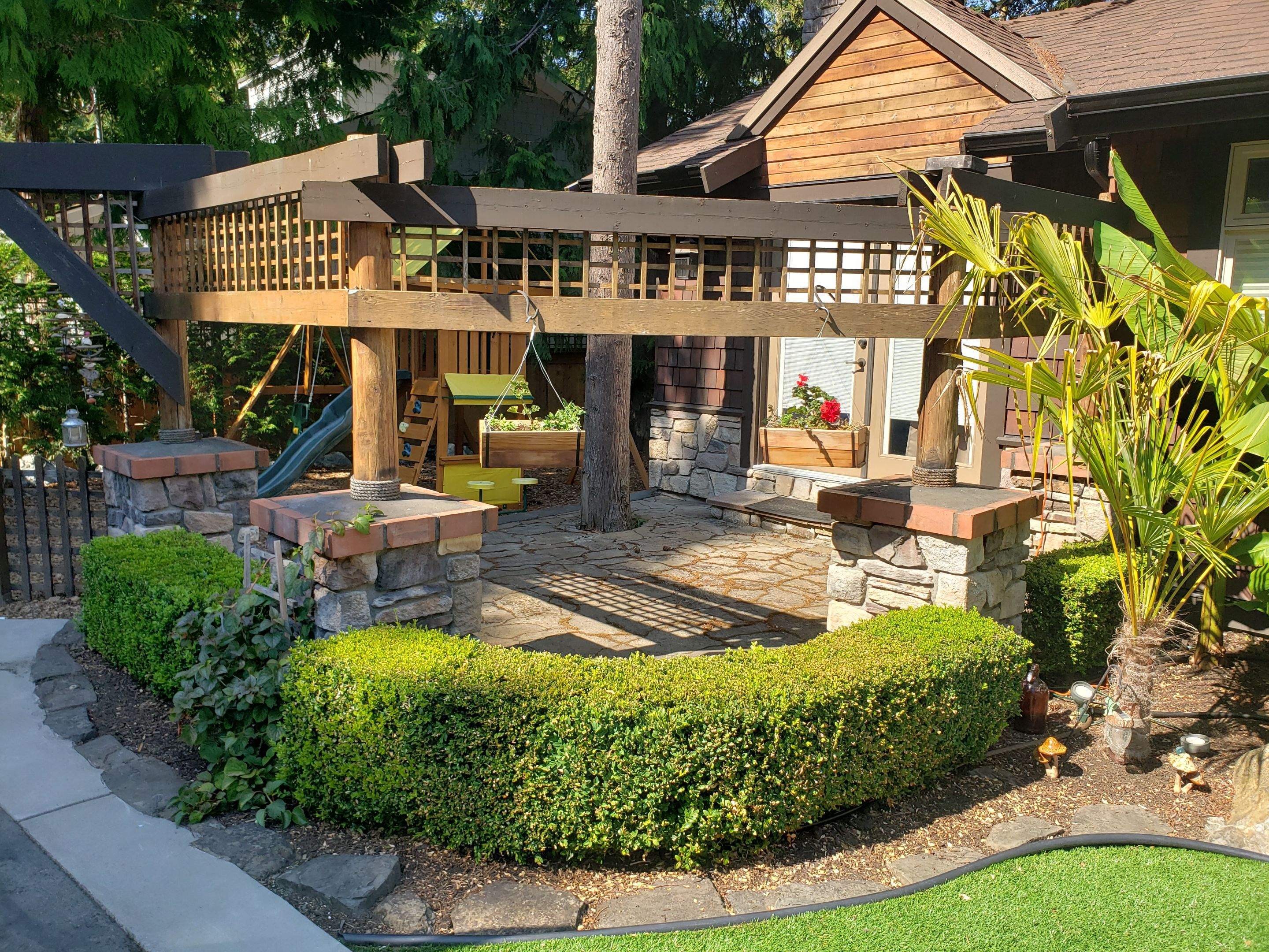 North Saanich Residence by Habanero Garden and Exterior Care
